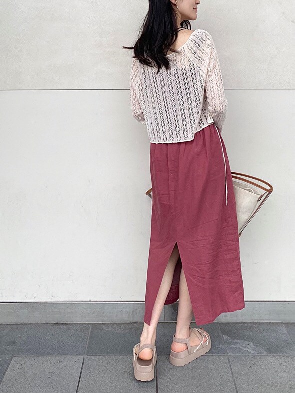 ブラウン系のトートバッグ、レッド系のワンピース、その他のサンダルを着用したレディースの夏コーディネートの4枚目の写真