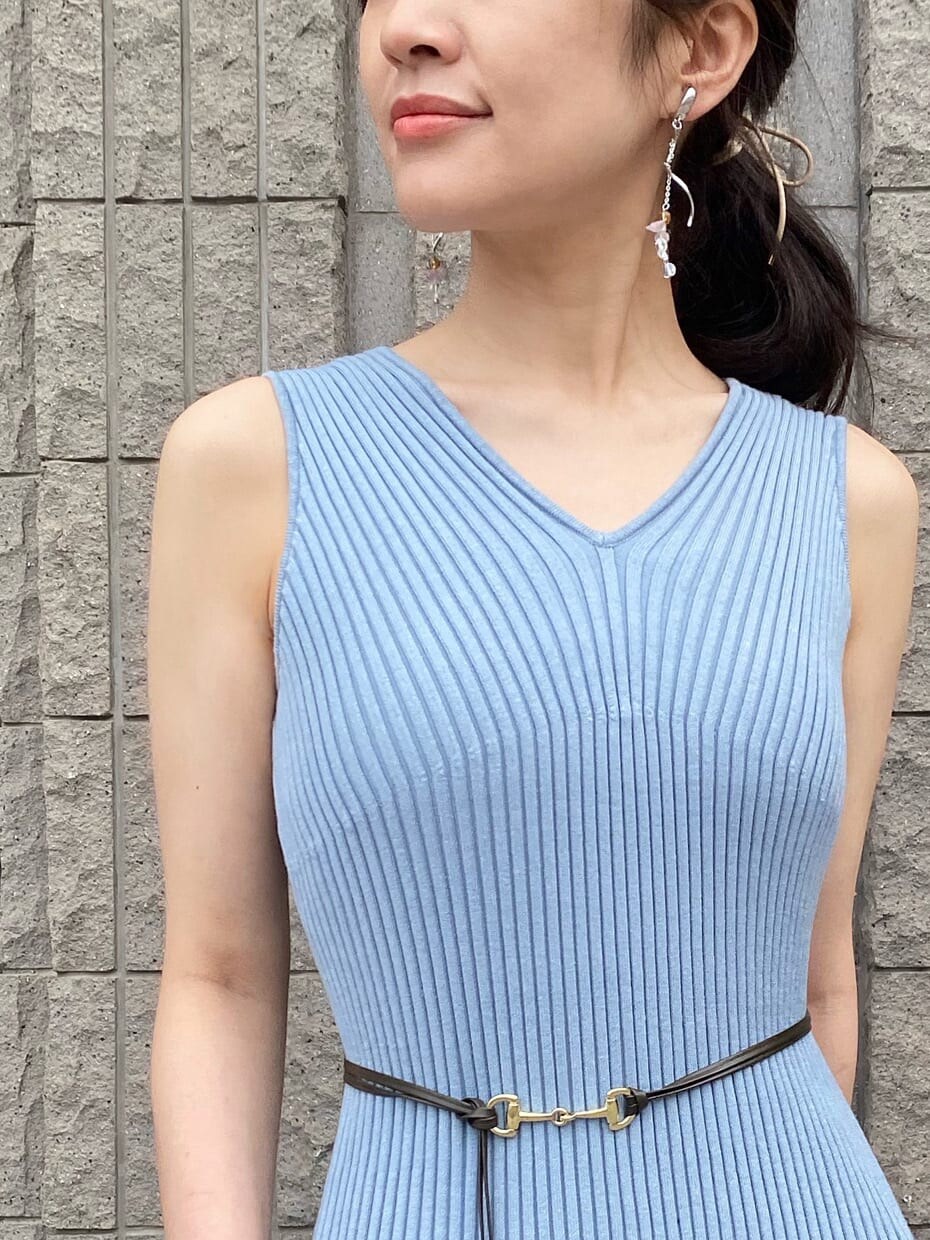 ブルー系のワンピース、ブラウン系のサンダル、ゴールド系のピアス（両耳用）を着用したレディースの夏コーディネートの6枚目の写真