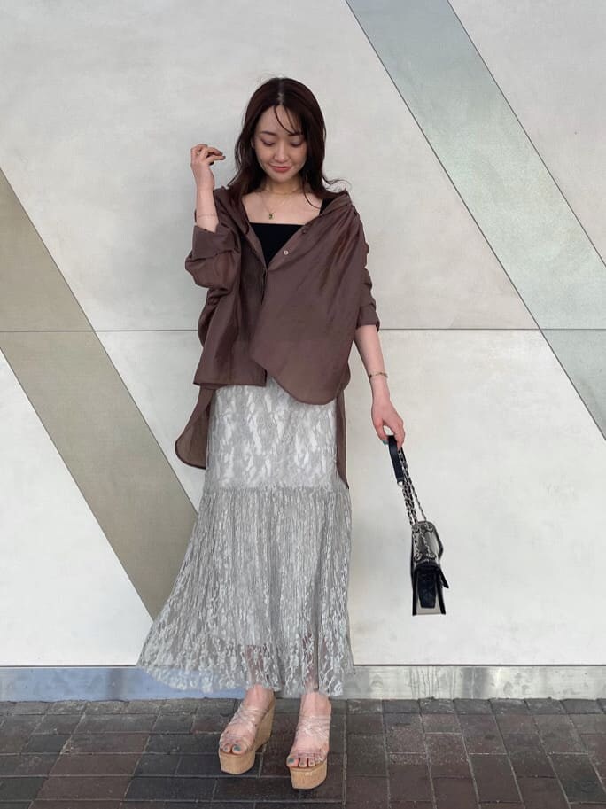 その他のサンダル、ブラック系のショルダーバッグ、ブラック系のキャミソールを着用したレディースの春コーディネートの2枚目の写真