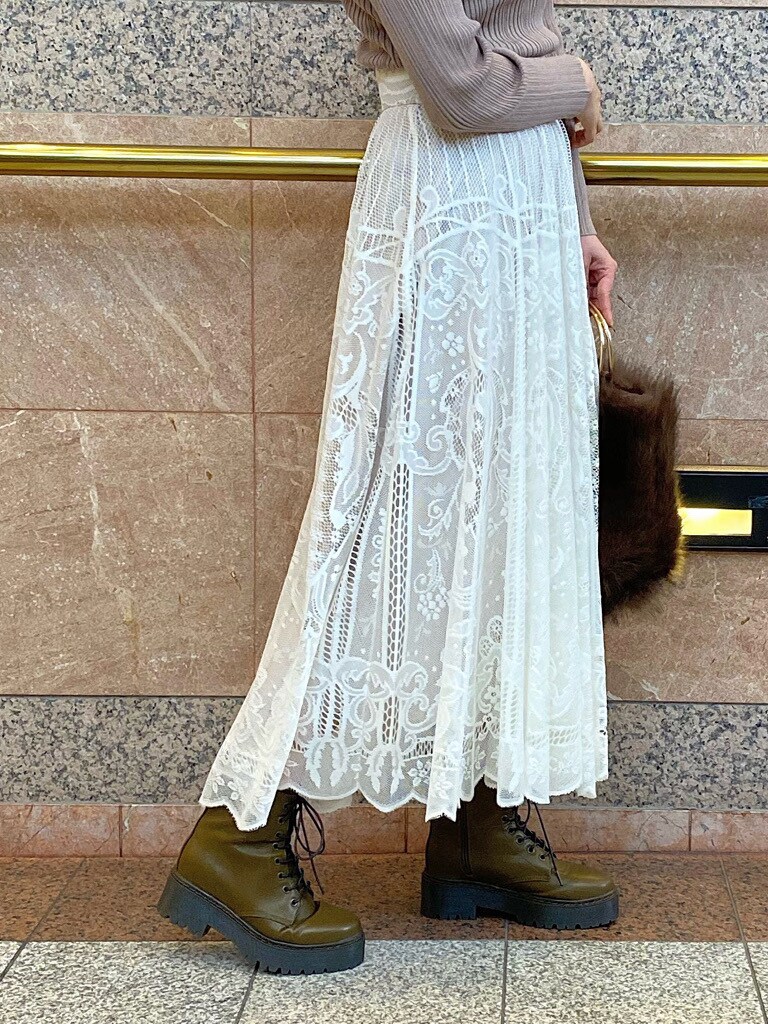 ベージュ系のニット/セーター、ベージュ系のイヤリングを着用したレディースの秋コーディネートの5枚目の写真