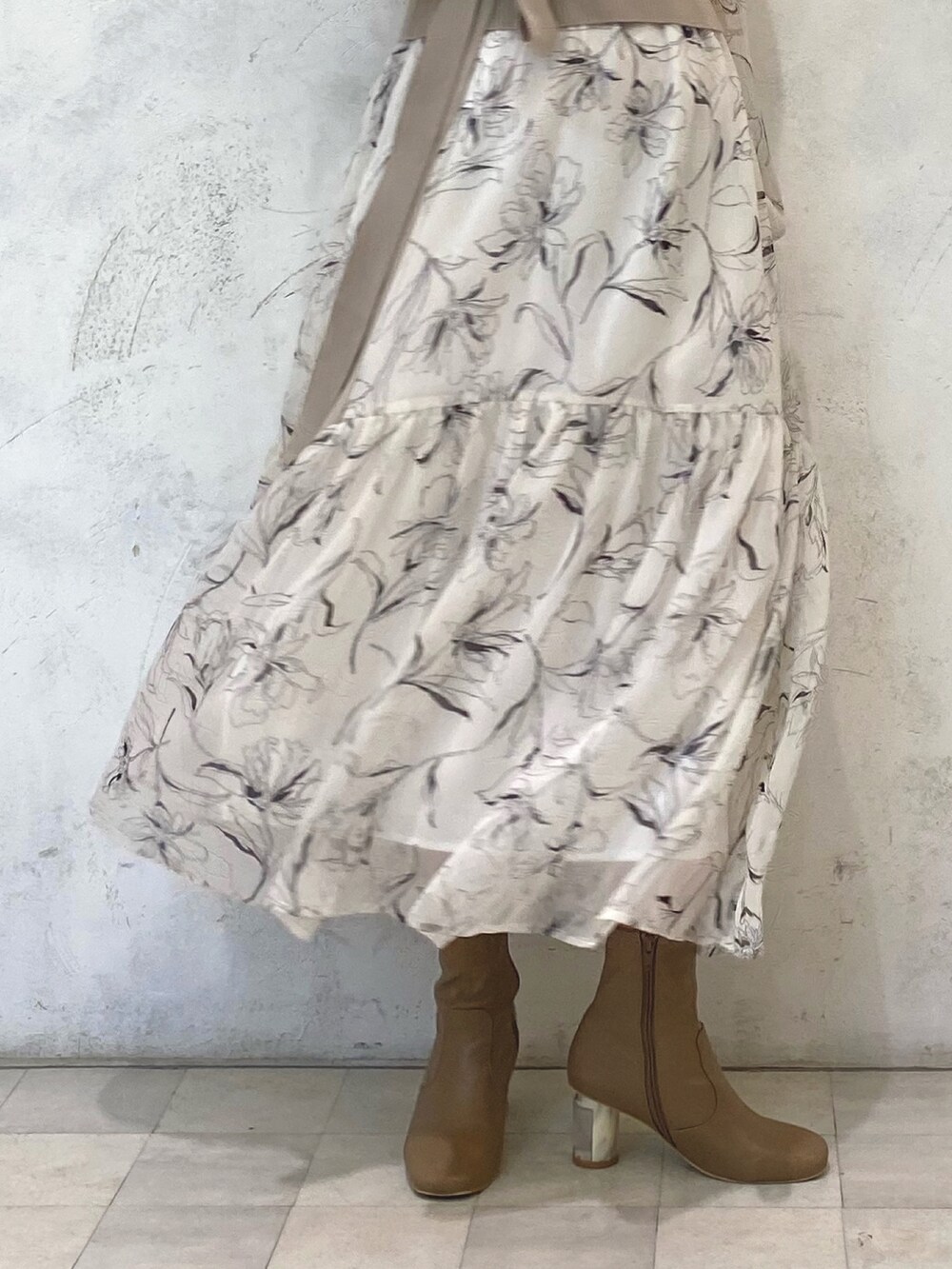 ホワイト系のワンピース、ホワイト系のワンピース、ベージュ系のブーツを着用したレディースの秋コーディネートの9枚目の写真