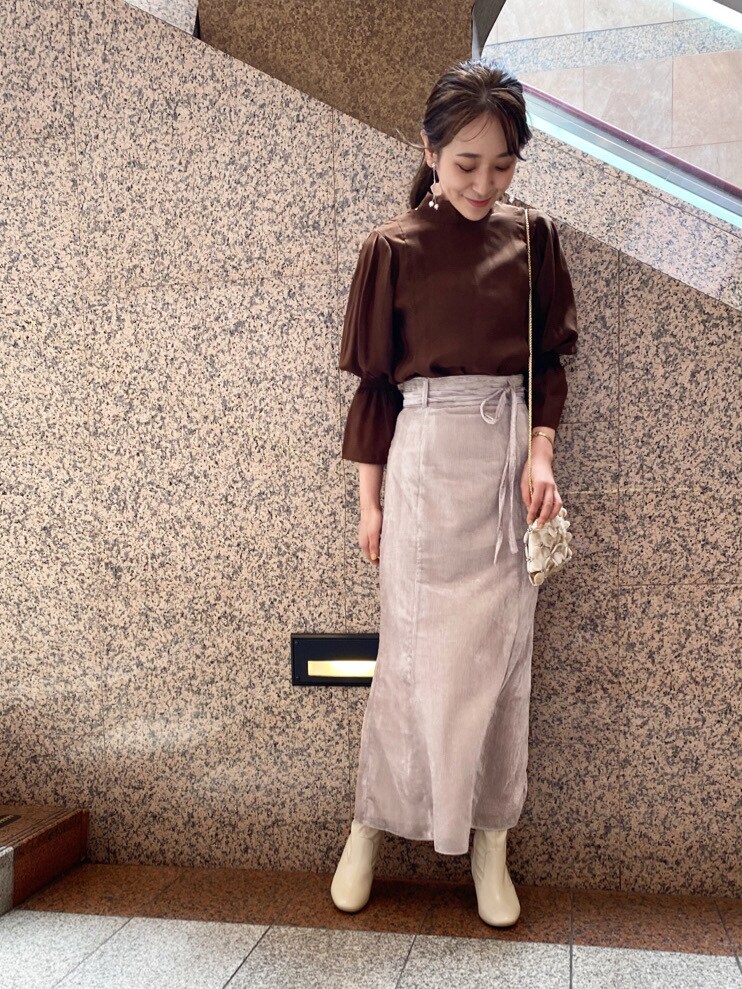 ブラウン系のシャツ/ブラウス、ベージュ系のスカート、ホワイト系のハンドバッグを着用したレディースの夏コーディネートの4枚目の写真