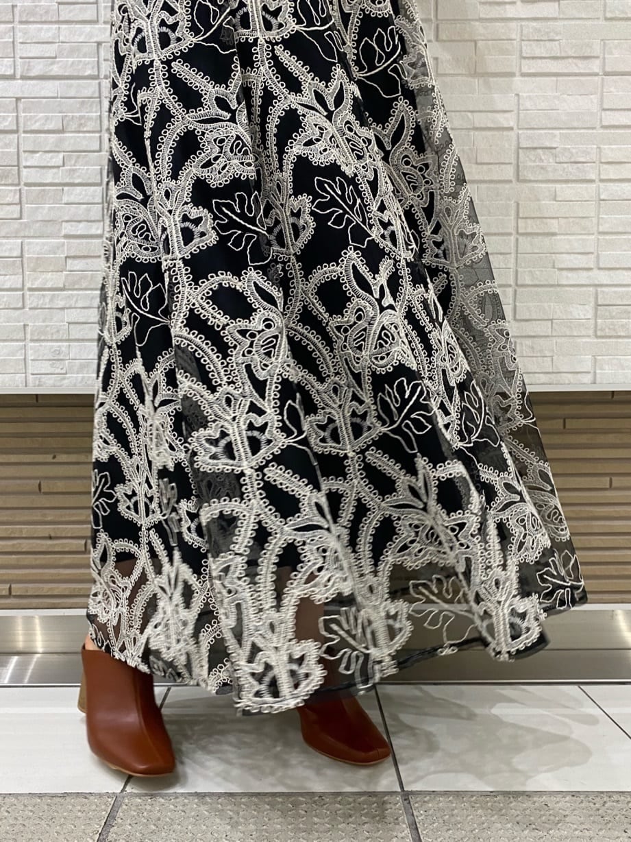 ベージュ系のキャミソール、ブラック系のニット/セーター、ブラック系のスカートを着用したレディースの夏コーディネートの8枚目の写真