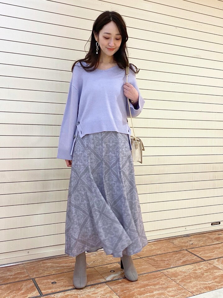 パープル系のスカート、パープル系のニット/セーターを着用したレディースの冬コーディネートの2枚目の写真