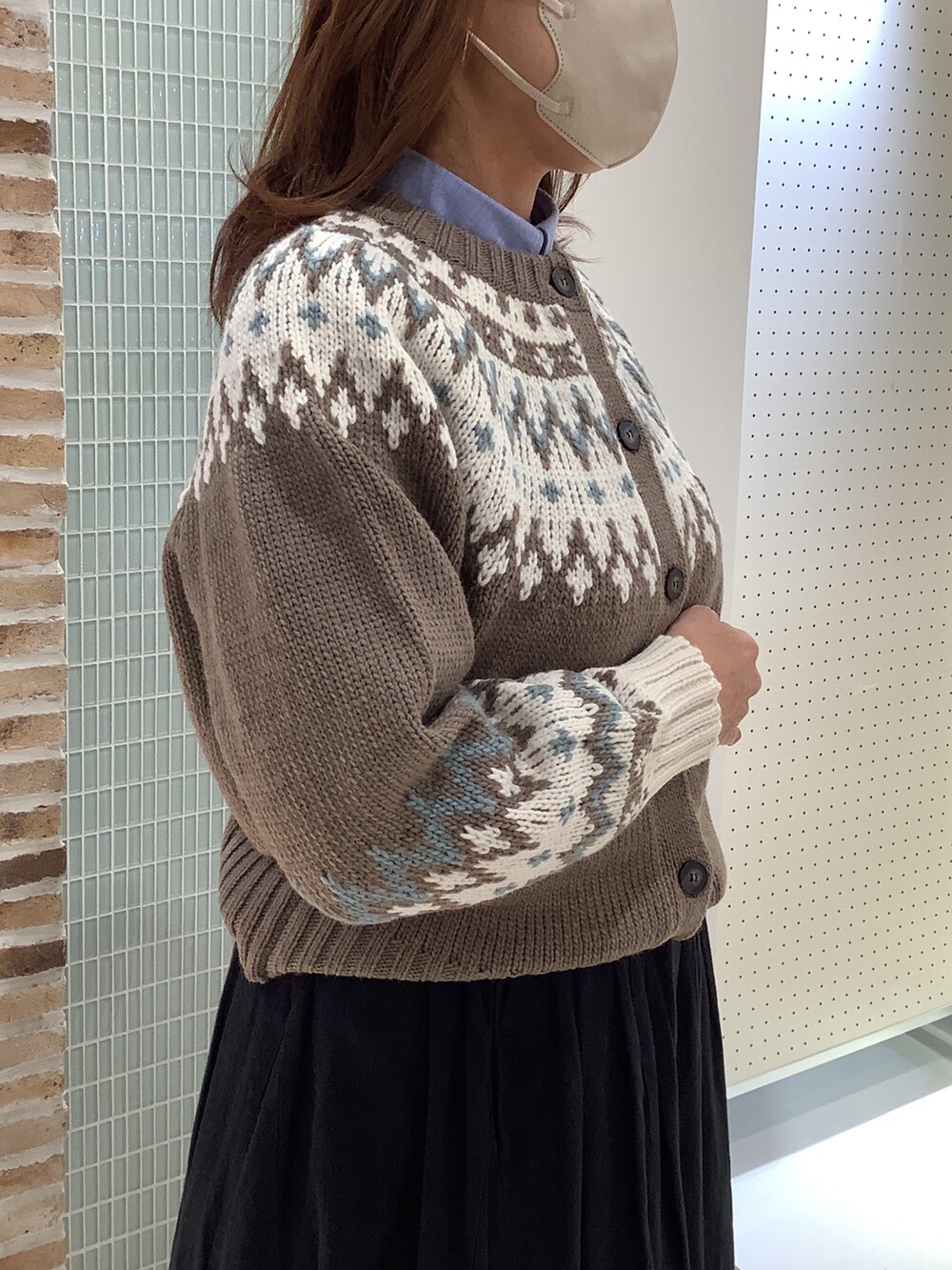 ブラウン系のカーディガン/ボレロを着用したレディースの秋コーディネートの3枚目の写真