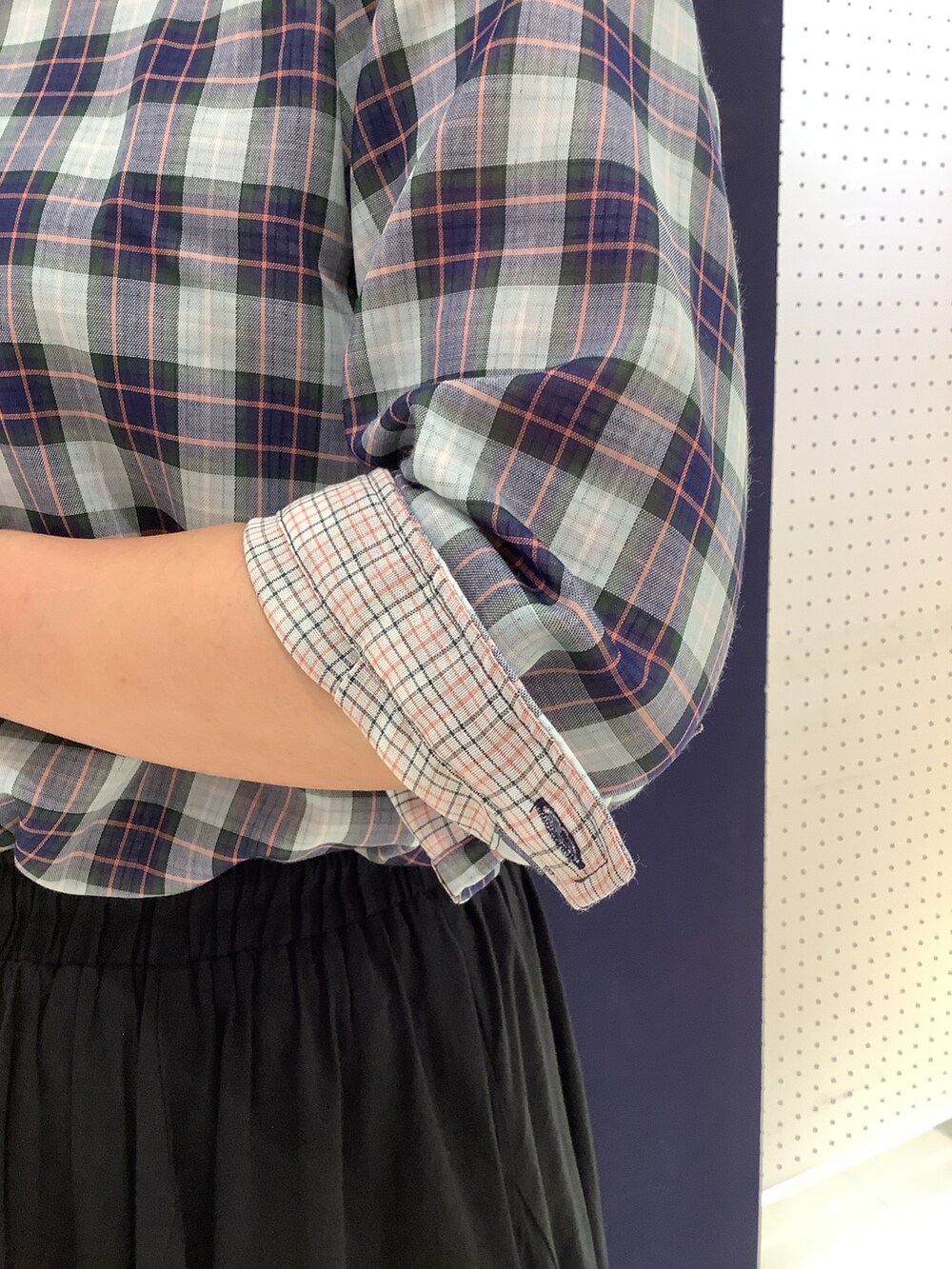 ブルー系のシャツ/ブラウスを着用したレディースの夏コーディネートの4枚目の写真