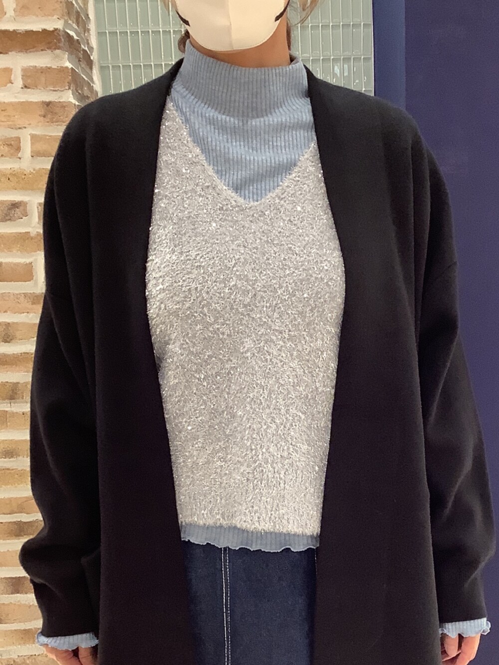 ブラック系のカーディガン/ボレロ、ブルー系のニット/セーター、シルバー系のニット/セーターを着用したレディースの秋コーディネートの3枚目の写真