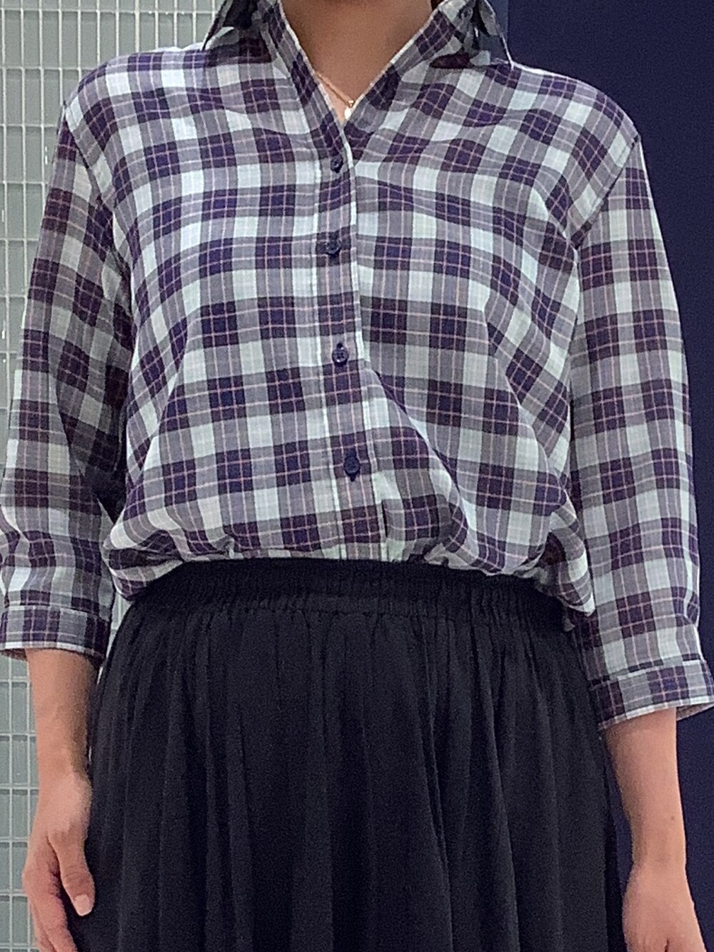 ブルー系のシャツ/ブラウスを着用したレディースの夏コーディネートの2枚目の写真