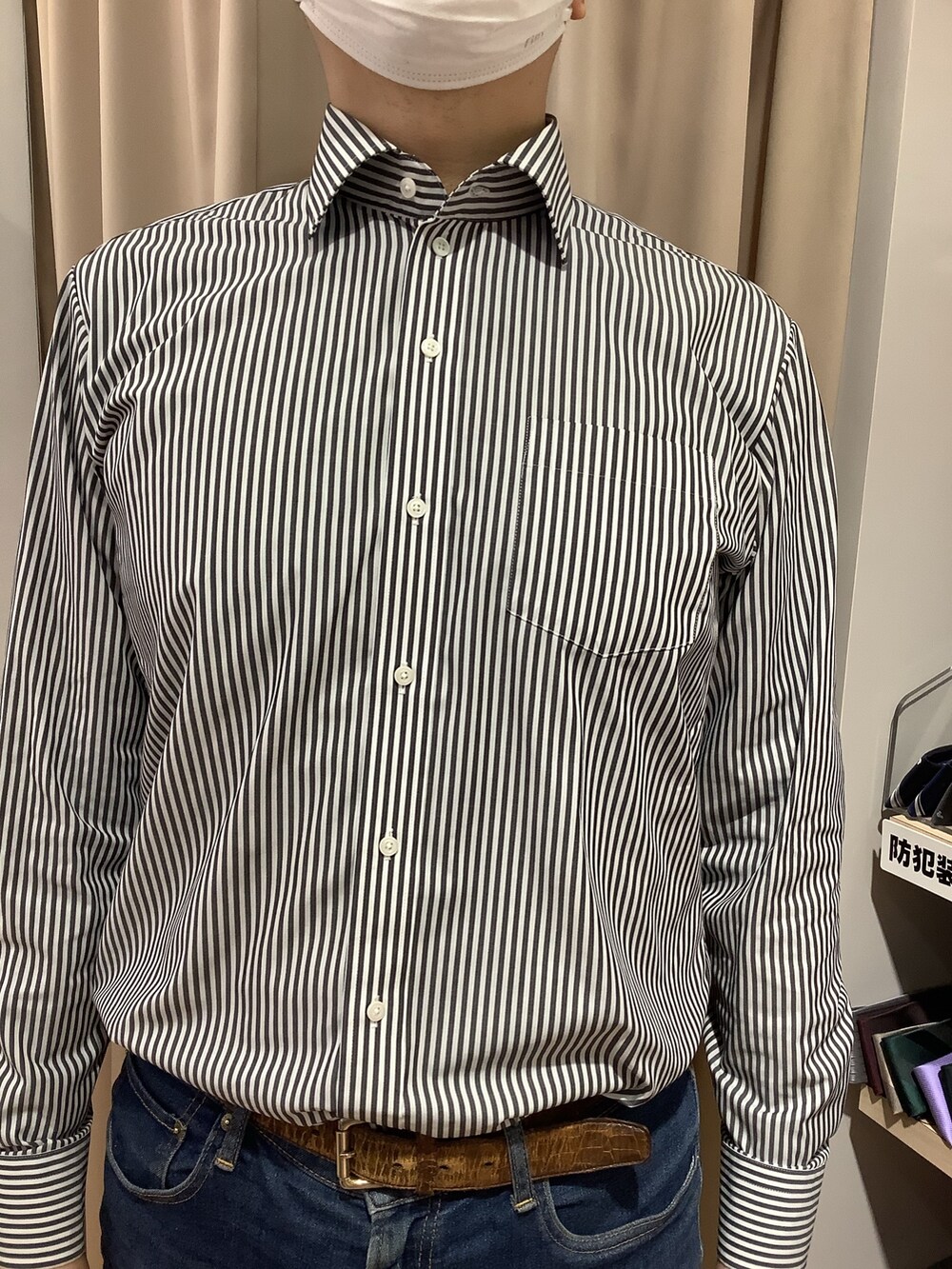 ブラック系のビジネスシャツを着用したメンズの春コーディネートの3枚目の写真