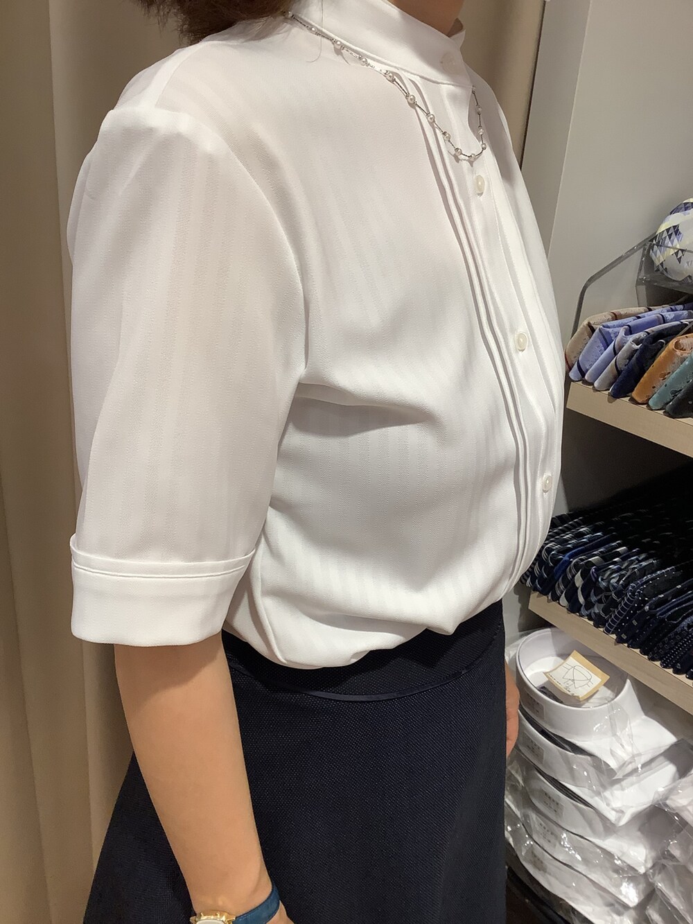 ホワイト系のシャツ/ブラウスを着用したレディースの夏コーディネートの3枚目の写真