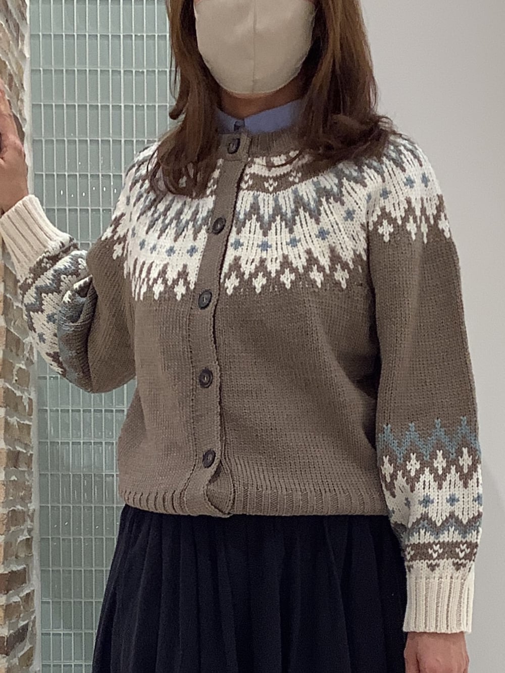 ブラウン系のカーディガン/ボレロを着用したレディースの秋コーディネートの2枚目の写真