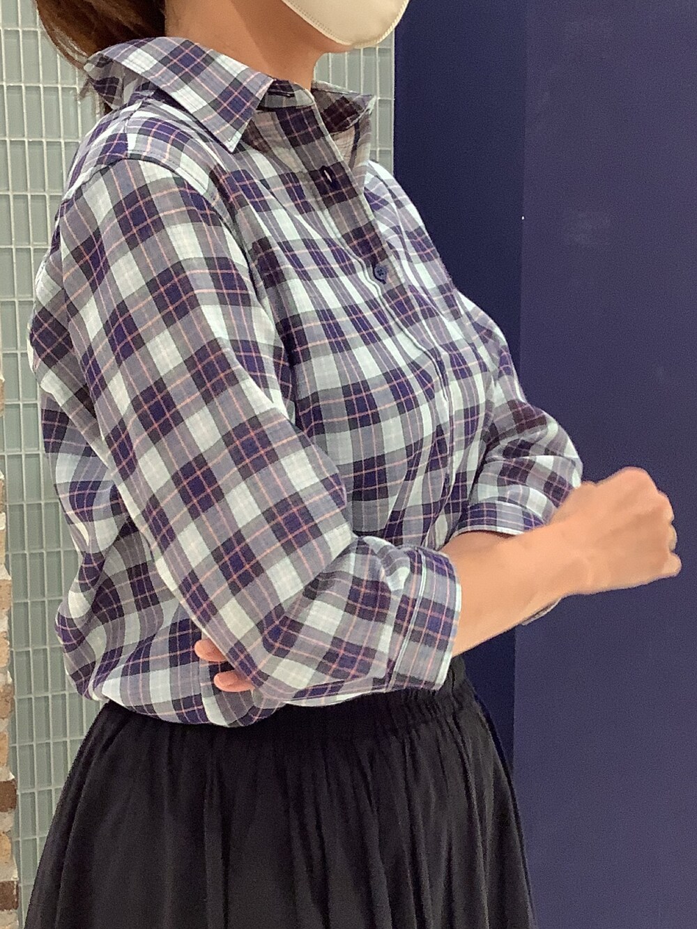 ブルー系のシャツ/ブラウスを着用したレディースの夏コーディネートの3枚目の写真