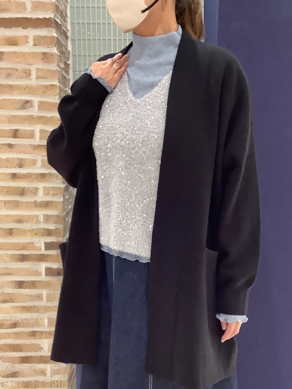 ブラック系のカーディガン/ボレロ、ブルー系のニット/セーター、シルバー系のニット/セーターを着用したレディースの秋コーディネートの2枚目の写真