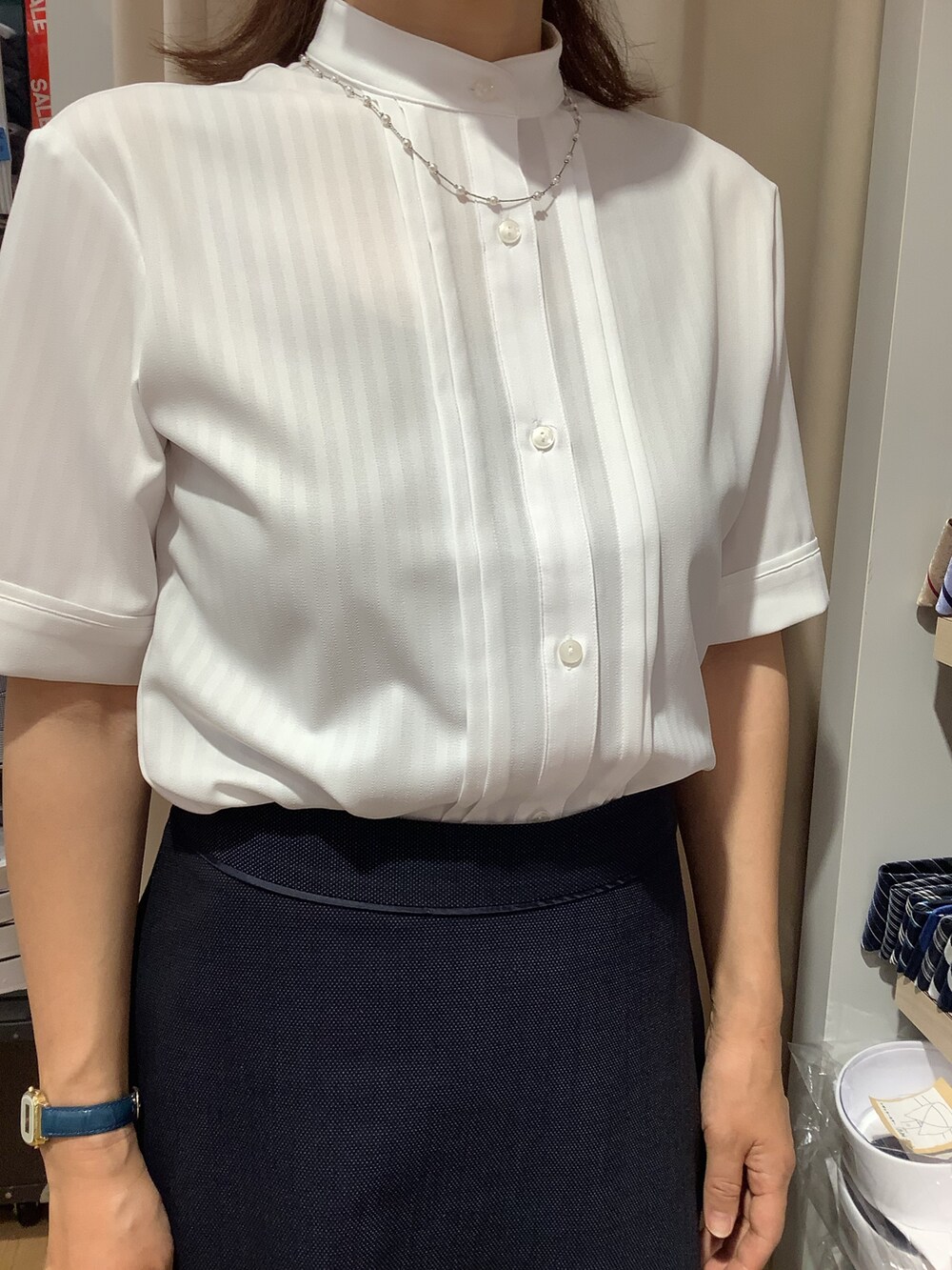 ホワイト系のシャツ/ブラウスを着用したレディースの夏コーディネートの2枚目の写真