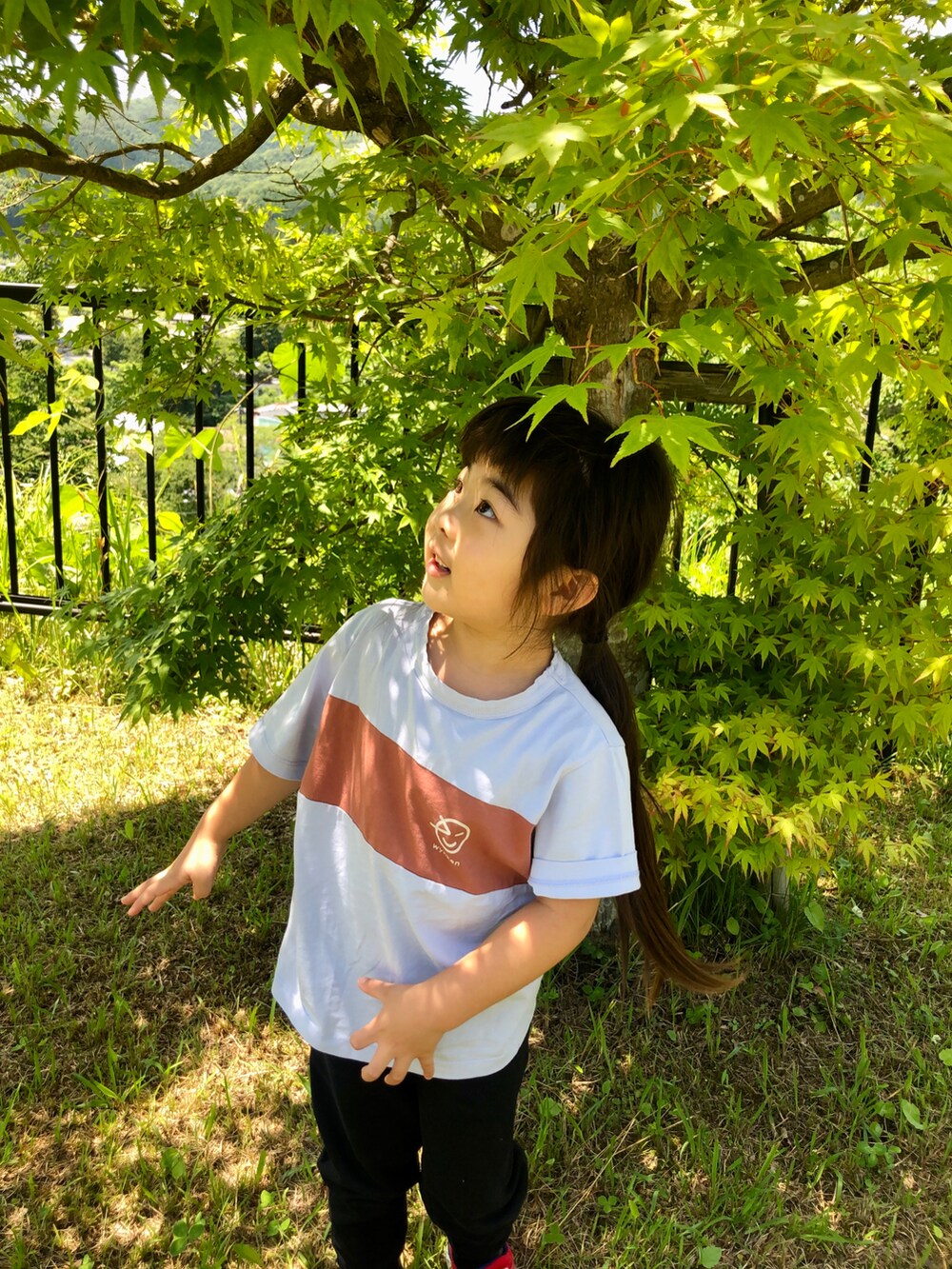 ブルー系のTシャツ/カットソー、ブラック系のスウェットパンツ、レッド系のスニーカーを着用したキッズの夏コーディネートの2枚目の写真