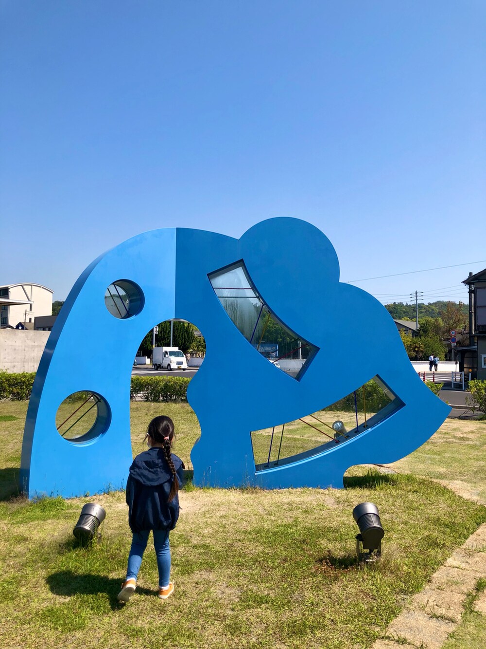 ブラック系のTシャツ/カットソー、ホワイト系の水筒を着用したキッズの春コーディネートの2枚目の写真