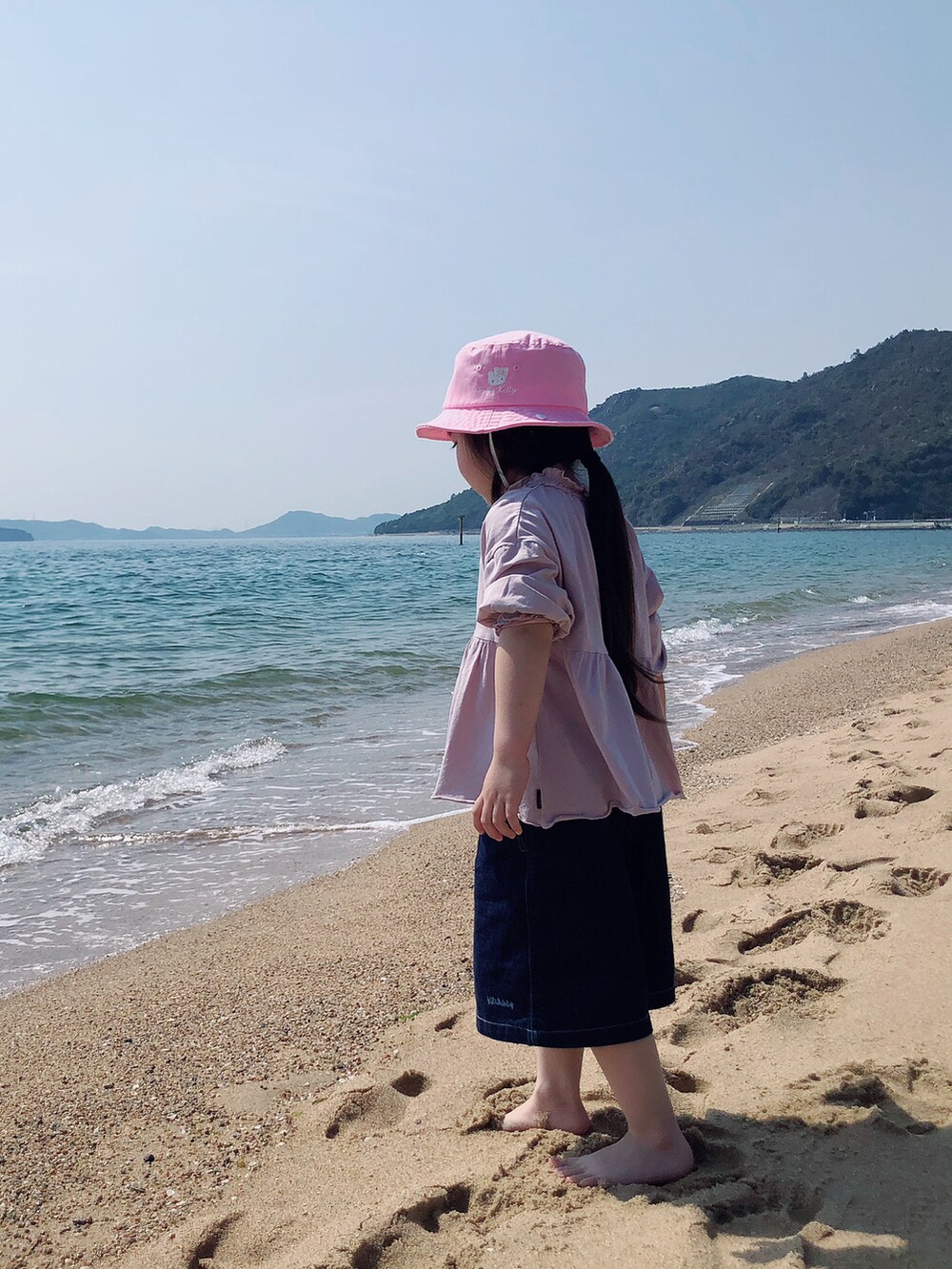 ピンク系のTシャツ/カットソー、ブルー系のその他パンツ、ピンク系のハットを着用したキッズの春コーディネートの2枚目の写真