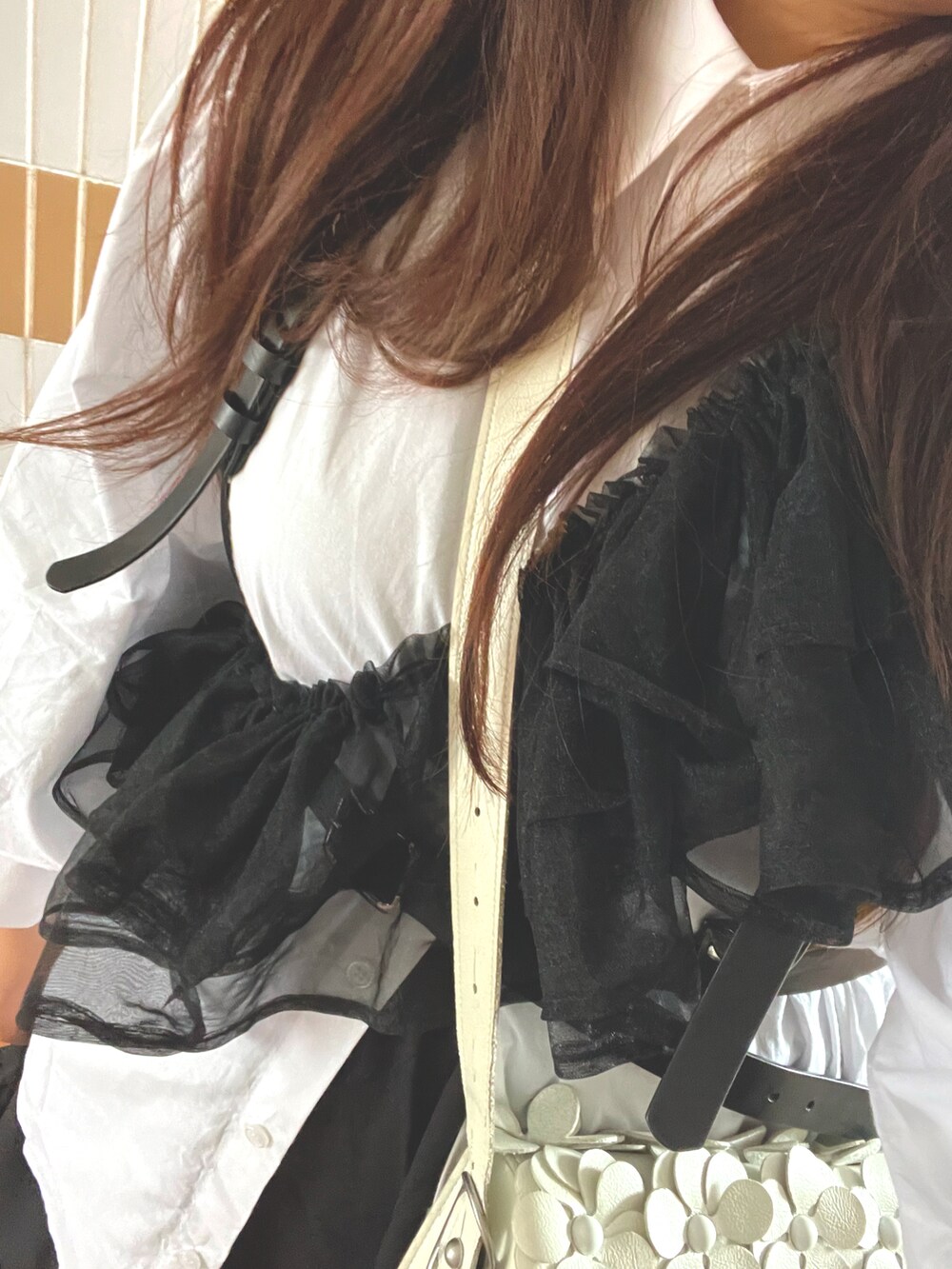 「PUNYUS」｜「niko and...のマルチWAYチュールフリルプルオーバー（Tシャツ/カットソー、ブラック系）」を使った、sakiさん（レディース・166cm）の冬コーディネートの2枚目の写真