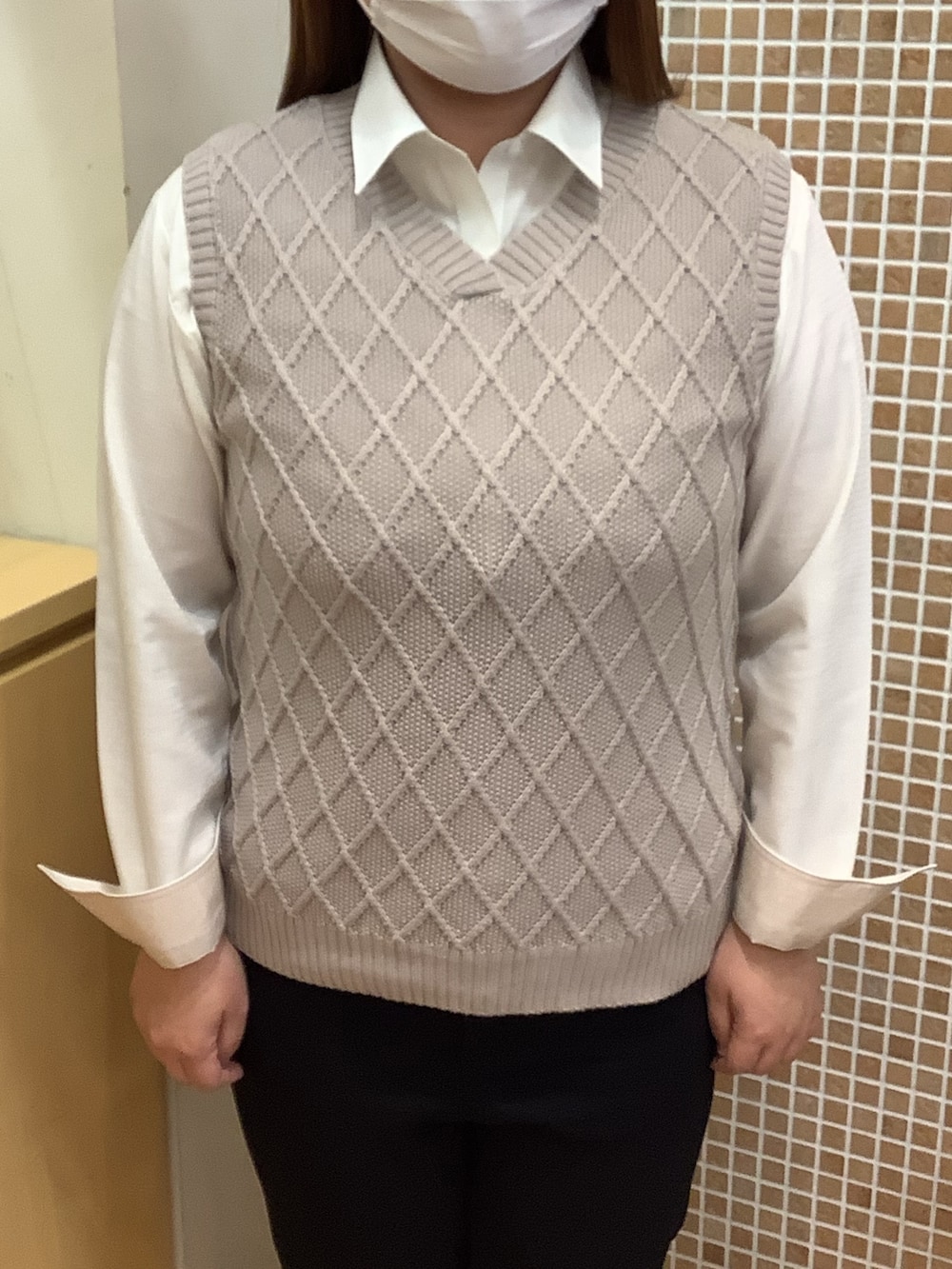 「BRICK HOUSE by TOKYO SHIRT、東京シャツ、シャツ好き集まれ、ベスト、春コーデ、ビジネスコーデ、パステル映える春、ベージュ、イエロー、おしゃれさんと繋がりたい」｜「TOKYO SHIRTSの形態安定ノーアイロン レギュラー 長袖ビジネスワイシャツ（ビジネスシャツ、イエロー系）」を使った、BRICK HOUSE シャツ工房 直方イオンモール店さん（レディース・158cm）の春コーディネートの2枚目の写真