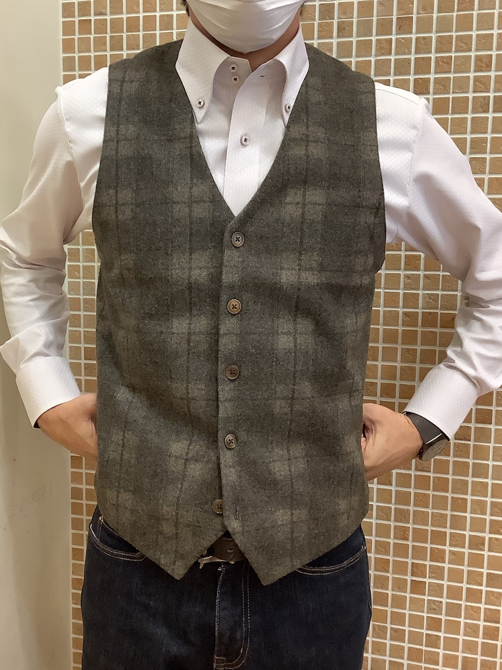 「BRICK HOUSE by TOKYO SHIRT、東京シャツ、シャツ好き集まれ、クラシカル、ビジネスコーデ、秋コーデ、ジレコーデ、おしゃれ、おしゃれさんと繋がりたい、ファッション好きと繋がりたい、メンズコーデ」｜「TOKYO SHIRTSの前身カット ニットジレ（ベスト、ブラウン系）」を使った、BRICK HOUSE シャツ工房 直方イオンモール店さん（メンズ・170cm）の秋コーディネートの2枚目の写真