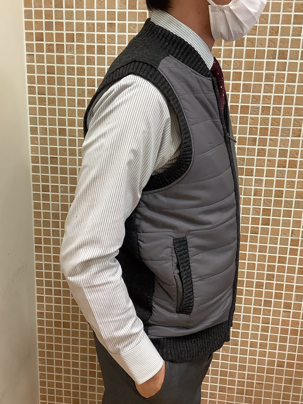 「BRICK HOUSE by Tokyo Shirts、東京シャツ、シャツ好き集まれ、大人カジュアル、メンズコーデ、ビジネスコーデ、冬コーデ、ネクタイ、おしゃれさんと繋がりたい、ファッション」｜「TOKYO SHIRTSの形態安定ノーアイロン ドゥエボットーニ 長袖ビジネスワイシャツ（ビジネスシャツ、グレー系）」を使った、BRICK HOUSE シャツ工房 直方イオンモール店さん（メンズ・170cm）の冬コーディネートの3枚目の写真