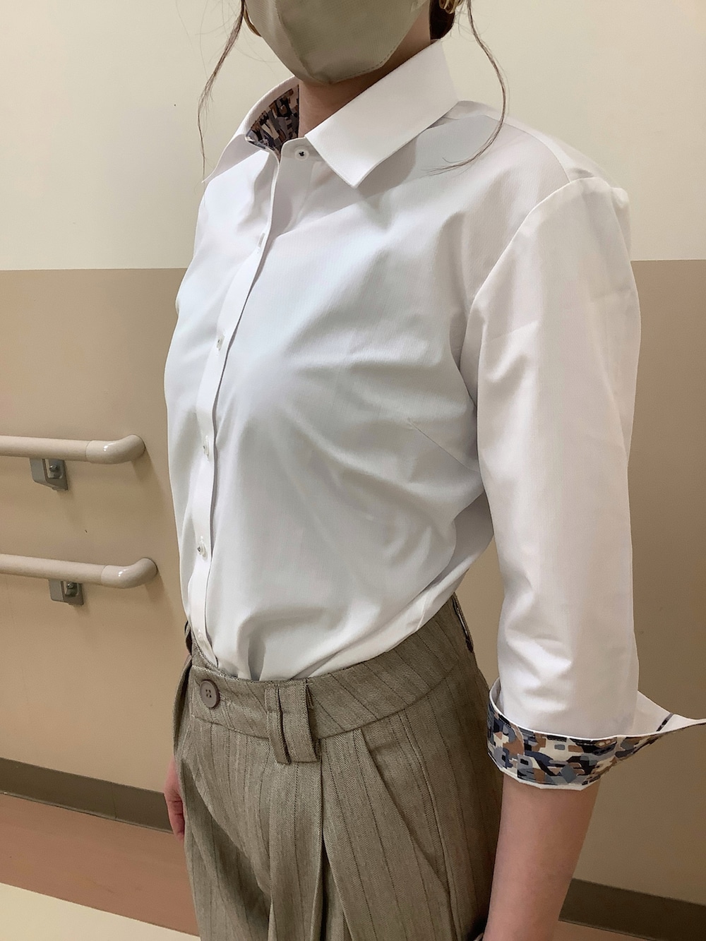 ホワイト系のビジネスシャツを着用したレディースの春コーディネートの4枚目の写真