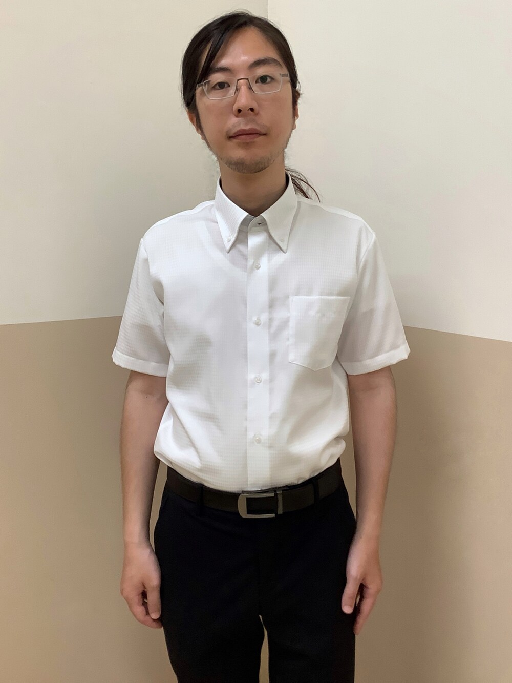 ホワイト系のビジネスシャツを着用したメンズの夏コーディネートの2枚目の写真