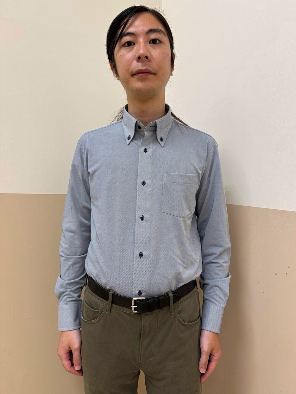 ブルー系のビジネスシャツを着用したメンズの秋コーディネートの2枚目の写真
