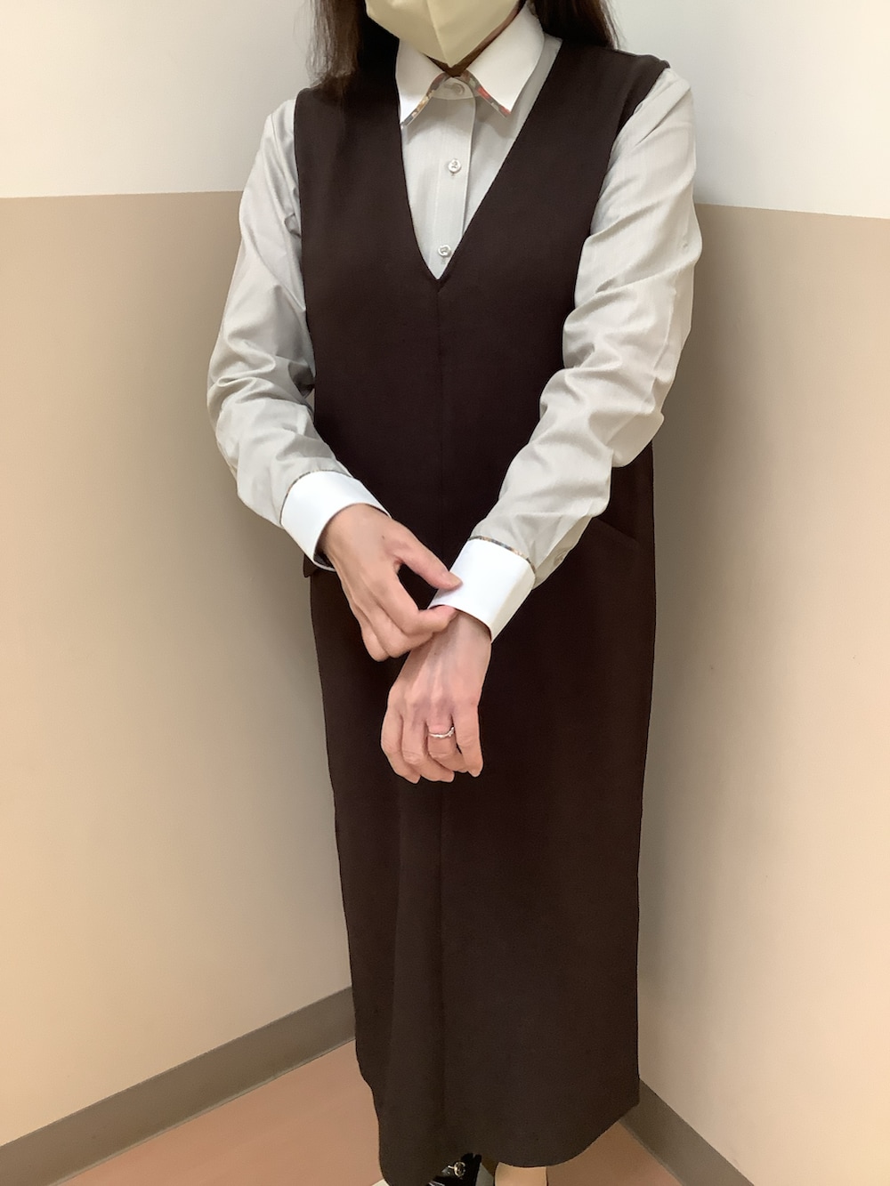 ブラウン系のビジネスシャツを着用したレディースの秋コーディネートの2枚目の写真
