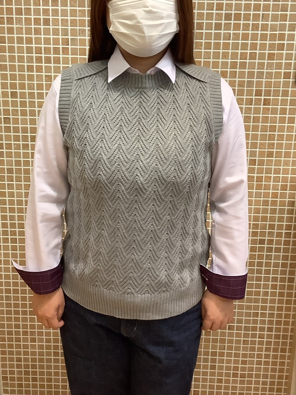「BRICK HOUSE by TOKYO SHIRT、東京シャツ、シャツ好き集まれ、秋コーデ、ニットベスト、ビジネスコーデ、ファッション、おしゃれさんと繋がりたい、ファッション好きと繋がりたい、シャツスタイル」｜「TOKYO SHIRTSの形態安定ノーアイロン レギュラー 長袖ビジネスワイシャツ（ビジネスシャツ、パープル系）」を使った、BRICK HOUSE シャツ工房 直方イオンモール店さん（レディース・158cm）の秋コーディネートの2枚目の写真