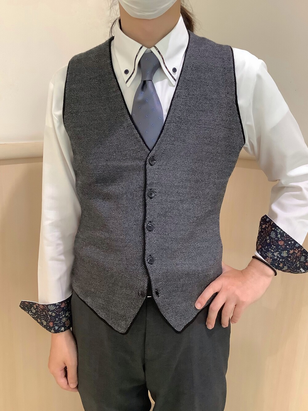 グレー系のベスト、グレー系のネクタイ、ホワイト系のビジネスシャツを着用したメンズの秋コーディネートの3枚目の写真