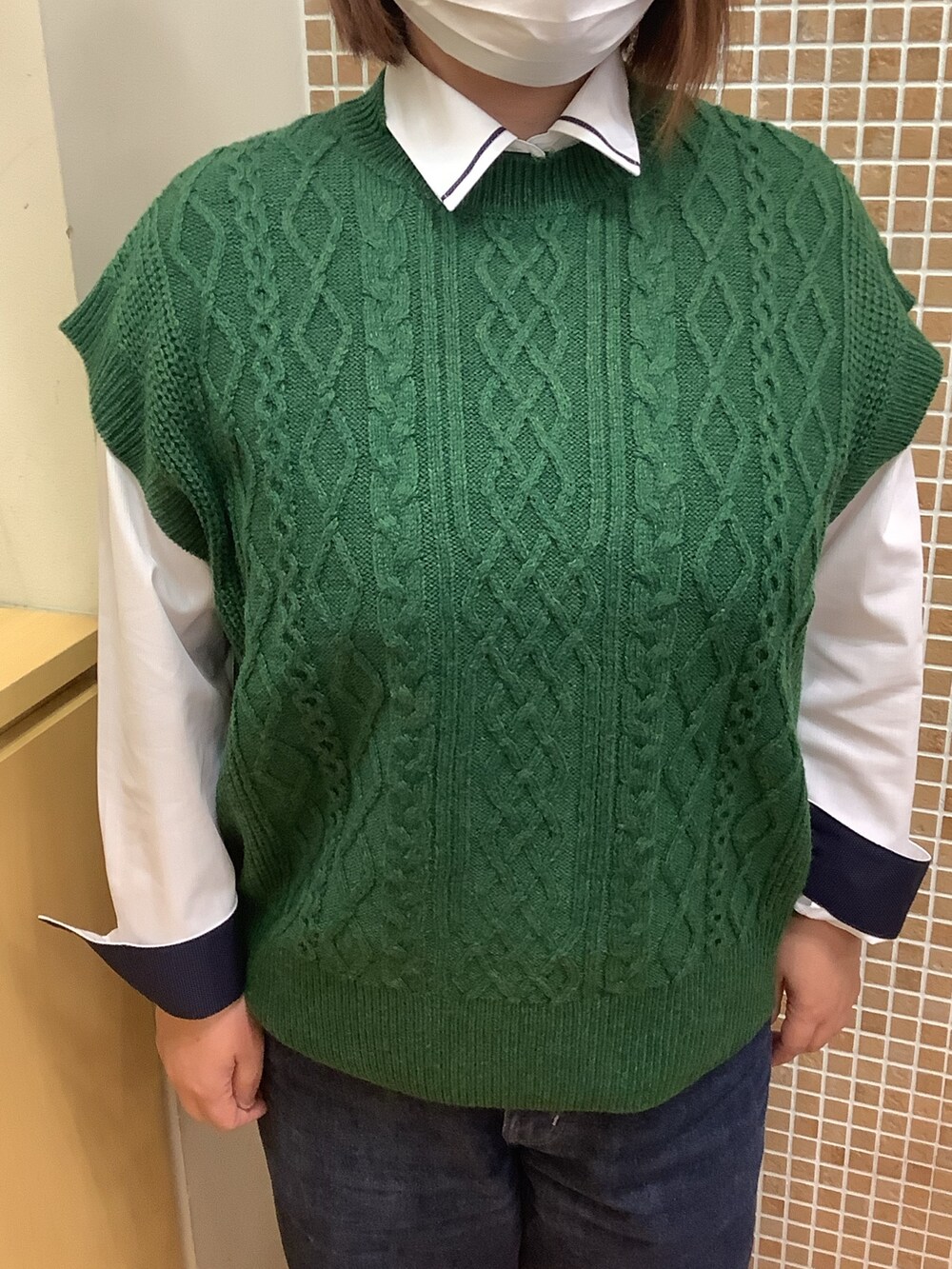 「BRICK HOUSE by Tokyo Shirts、東京シャツ、シャツ好き集まれ、ニットコーデ、シャツコーデ、ビジネスコーデ、レディースコーデ、カジュアルコーデ、ファッション、おしゃれさんと繋がりたい」｜「TOKYO SHIRTSの透け防止 形態安定ノーアイロン レギュラー 長袖ビジネスワイシャツ（ビジネスシャツ、ホワイト系）」を使った、BRICK HOUSE シャツ工房 直方イオンモール店さん（レディース・158cm）の冬コーディネートの2枚目の写真