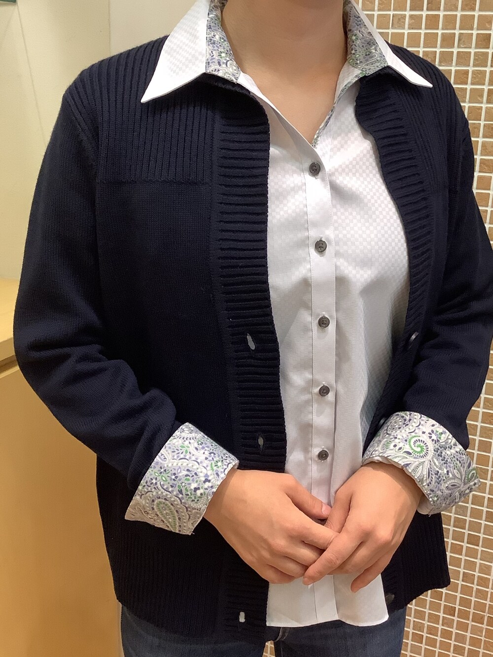 「BRICK HOUSE by Tokyo Shirts、東京シャツ、シャツ好き集まれ、レディースコーデ、秋コーデ、冬コーデ、ビジネスコーデ、オフィスコーデ、シャツスタイル、ニットスタイル」｜「TOKYO SHIRTSのスタンドヘンリーネック ニットカーディガン（カーディガン/ボレロ、ブルー系）」を使った、BRICK HOUSE シャツ工房 直方イオンモール店さん（レディース・155cm）の秋コーディネートの2枚目の写真
