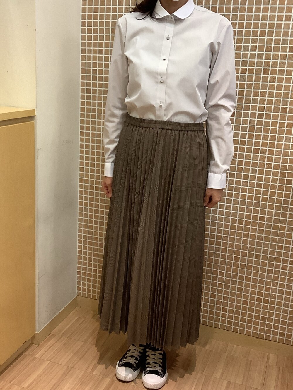 「BRICK HOUSE by TOKYO SHIRT、東京シャツ、秋冬コーデ、くるみボタン、カーディガン、レディースコーデ、おしゃれさんと繋がりたい、ファッション好きと繋がりたい、ビジネスコーデ、カジュアルコーデ」｜「TOKYO SHIRTSの形態安定ノーアイロン クレリックラウンド衿 長袖ビジネスワイシャツ（ビジネスシャツ、ベージュ系）」を使った、BRICK HOUSE シャツ工房 直方イオンモール店さん（レディース・162cm）の秋コーディネートの3枚目の写真