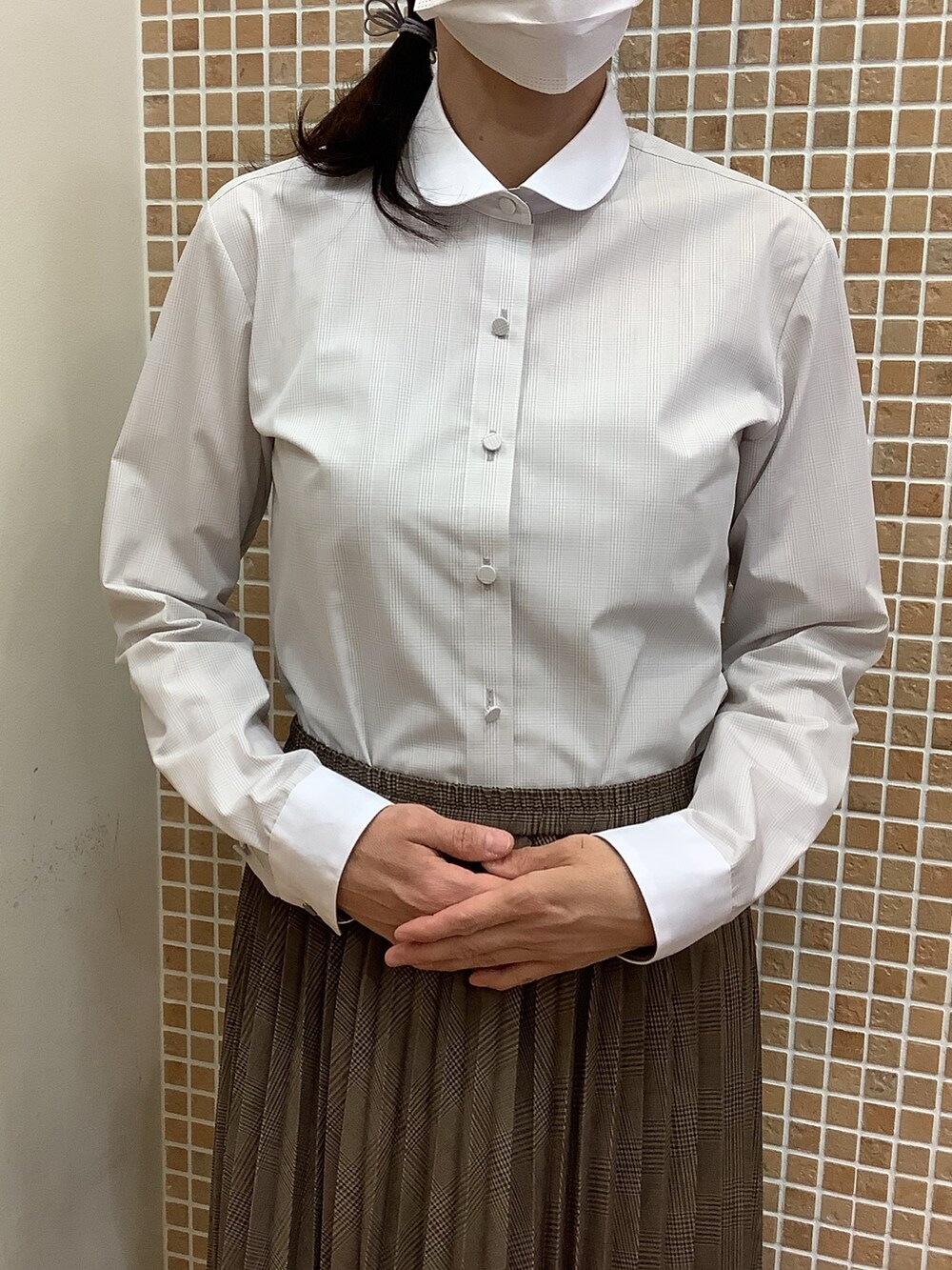 「BRICK HOUSE by TOKYO SHIRT、東京シャツ、秋冬コーデ、くるみボタン、カーディガン、レディースコーデ、おしゃれさんと繋がりたい、ファッション好きと繋がりたい、ビジネスコーデ、カジュアルコーデ」｜「TOKYO SHIRTSの形態安定ノーアイロン クレリックラウンド衿 長袖ビジネスワイシャツ（ビジネスシャツ、ベージュ系）」を使った、BRICK HOUSE シャツ工房 直方イオンモール店さん（レディース・162cm）の秋コーディネートの4枚目の写真