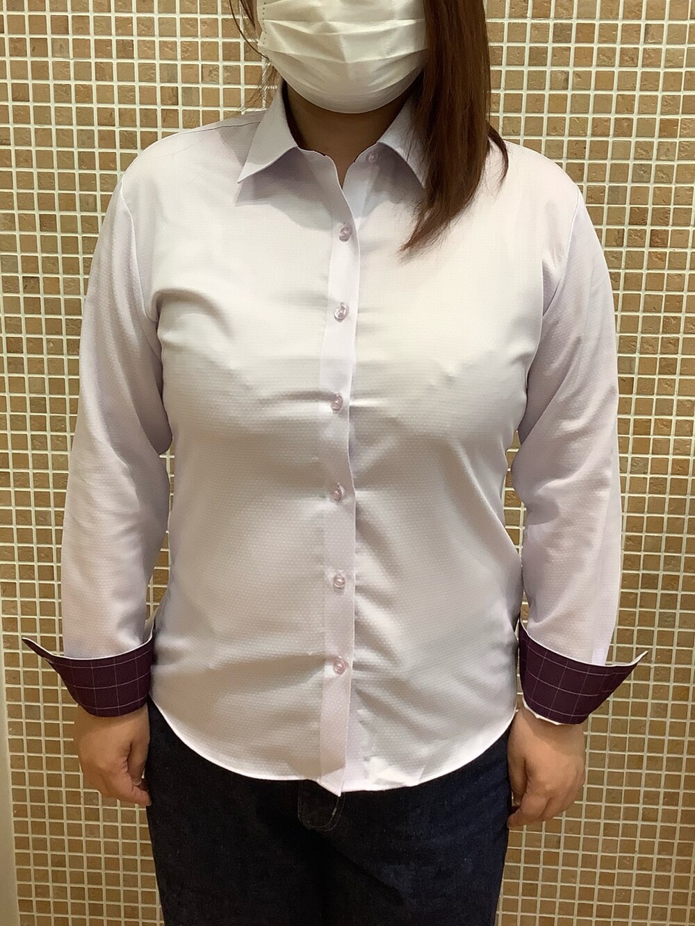 「BRICK HOUSE by TOKYO SHIRT、東京シャツ、シャツ好き集まれ、秋コーデ、ニットベスト、ビジネスコーデ、ファッション、おしゃれさんと繋がりたい、ファッション好きと繋がりたい、シャツスタイル」｜「TOKYO SHIRTSの形態安定ノーアイロン レギュラー 長袖ビジネスワイシャツ（ビジネスシャツ、パープル系）」を使った、BRICK HOUSE シャツ工房 直方イオンモール店さん（レディース・158cm）の秋コーディネートの4枚目の写真
