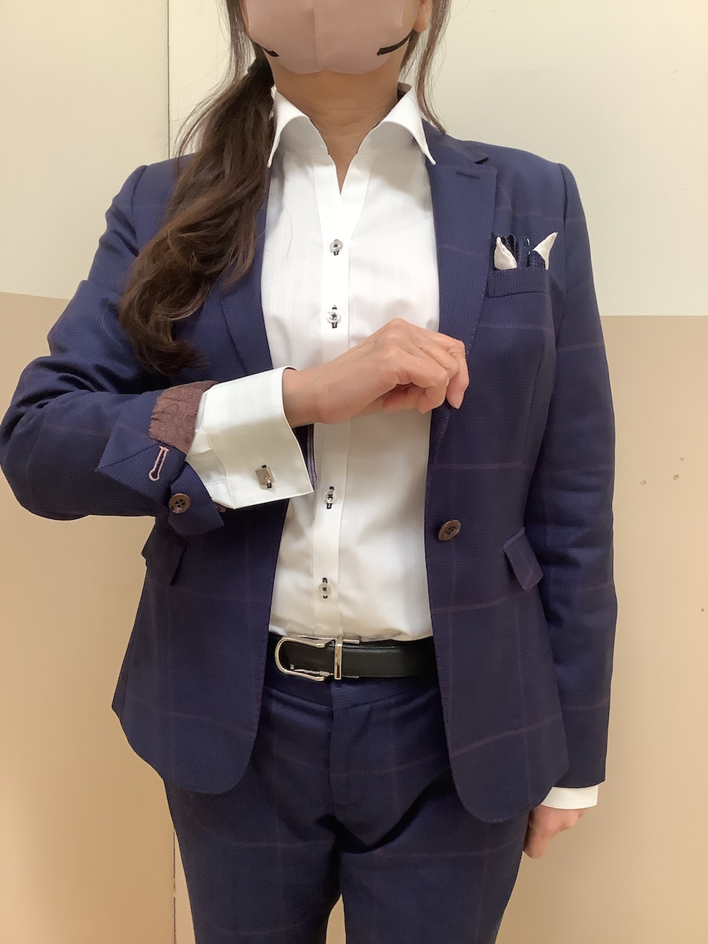 ホワイト系のビジネスシャツを着用したレディースの冬コーディネートの2枚目の写真