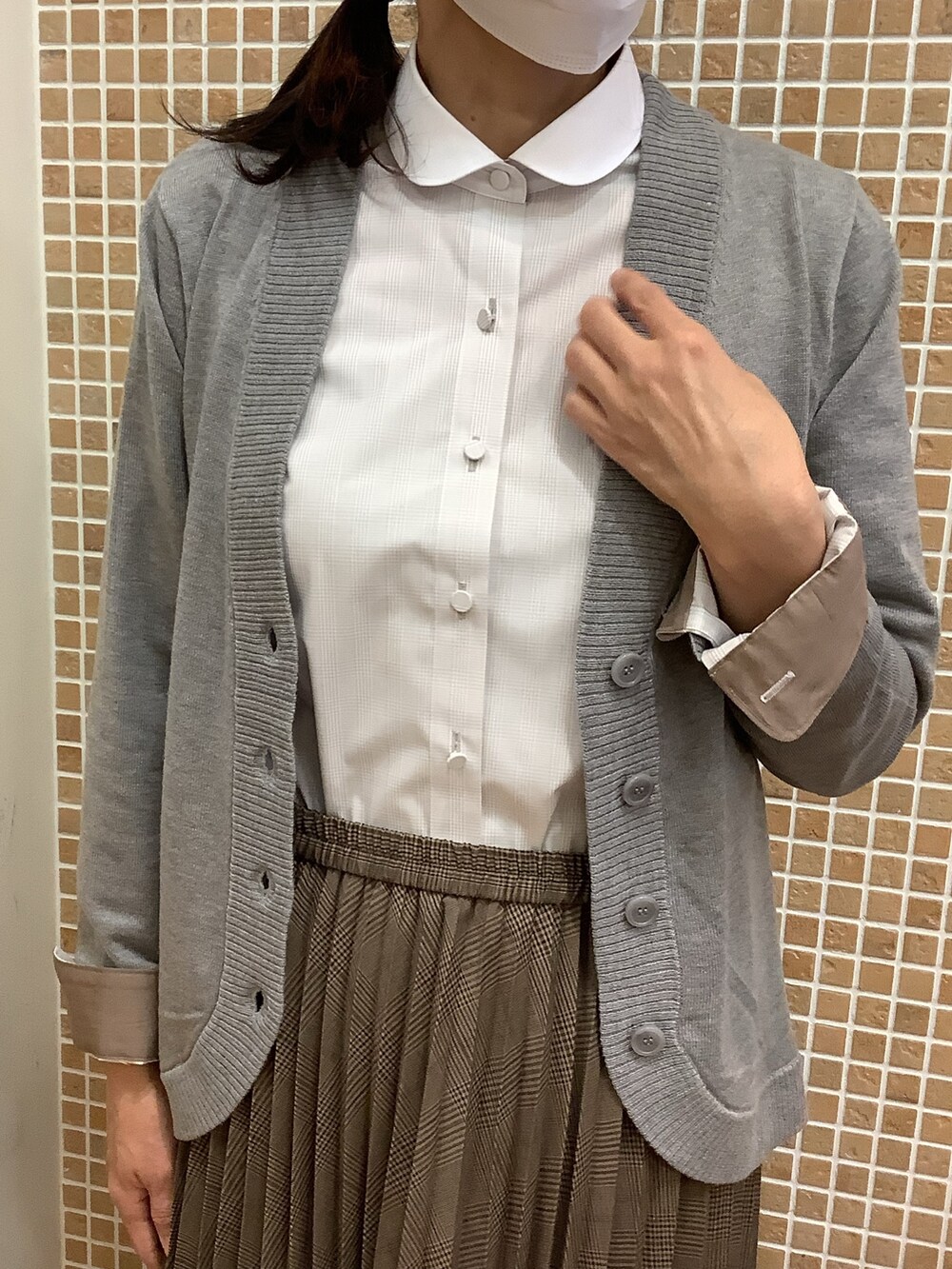 「BRICK HOUSE by TOKYO SHIRT、東京シャツ、秋冬コーデ、くるみボタン、カーディガン、レディースコーデ、おしゃれさんと繋がりたい、ファッション好きと繋がりたい、ビジネスコーデ、カジュアルコーデ」｜「TOKYO SHIRTSの形態安定ノーアイロン クレリックラウンド衿 長袖ビジネスワイシャツ（ビジネスシャツ、ベージュ系）」を使った、BRICK HOUSE シャツ工房 直方イオンモール店さん（レディース・162cm）の秋コーディネートの2枚目の写真