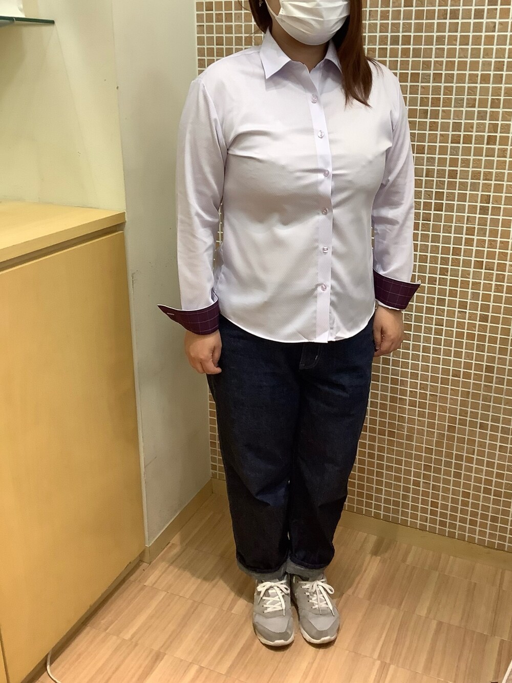 「BRICK HOUSE by TOKYO SHIRT、東京シャツ、シャツ好き集まれ、秋コーデ、ニットベスト、ビジネスコーデ、ファッション、おしゃれさんと繋がりたい、ファッション好きと繋がりたい、シャツスタイル」｜「TOKYO SHIRTSの形態安定ノーアイロン レギュラー 長袖ビジネスワイシャツ（ビジネスシャツ、パープル系）」を使った、BRICK HOUSE シャツ工房 直方イオンモール店さん（レディース・158cm）の秋コーディネートの3枚目の写真