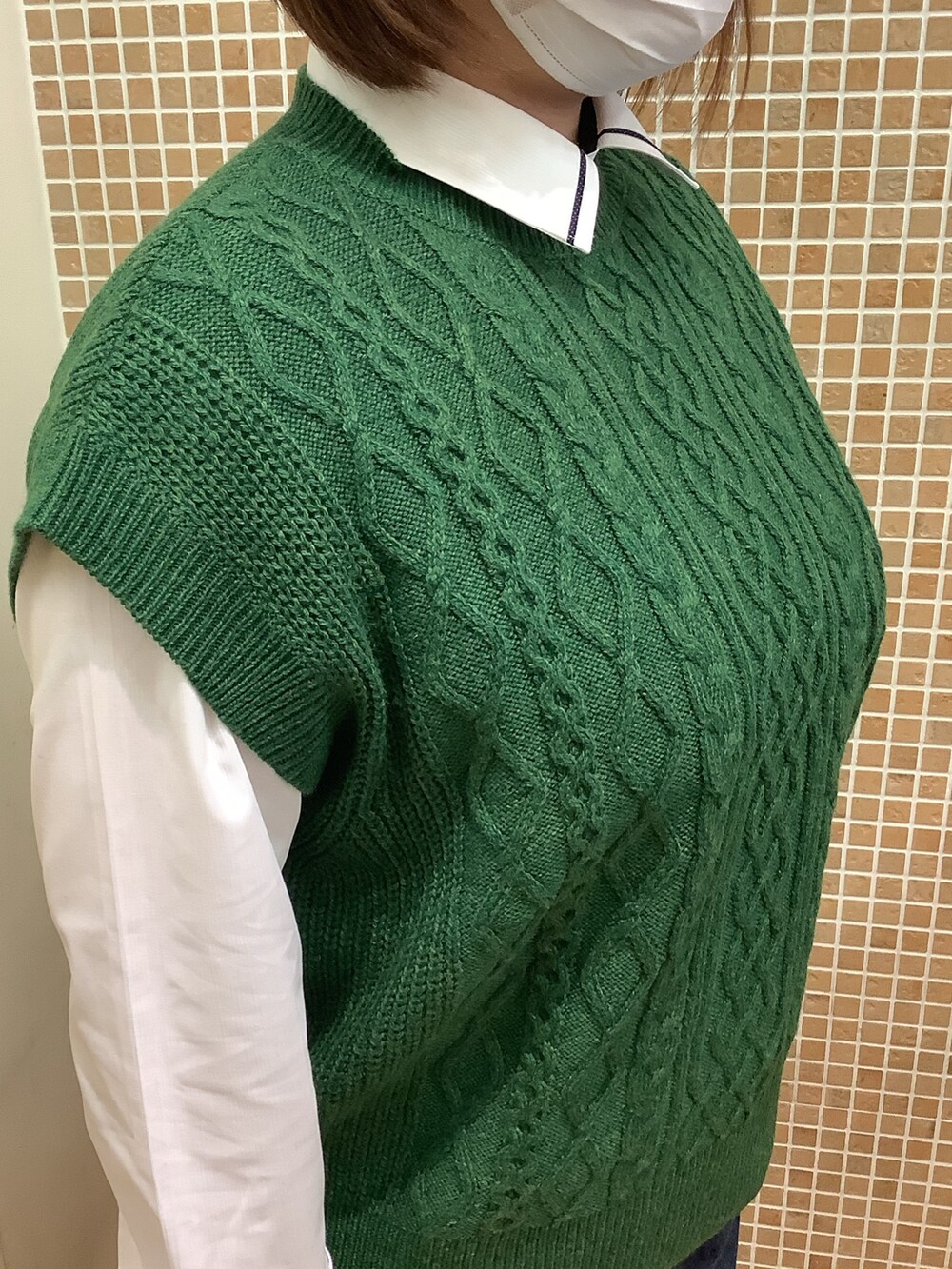 「BRICK HOUSE by Tokyo Shirts、東京シャツ、シャツ好き集まれ、ニットコーデ、シャツコーデ、ビジネスコーデ、レディースコーデ、カジュアルコーデ、ファッション、おしゃれさんと繋がりたい」｜「TOKYO SHIRTSの透け防止 形態安定ノーアイロン レギュラー 長袖ビジネスワイシャツ（ビジネスシャツ、ホワイト系）」を使った、BRICK HOUSE シャツ工房 直方イオンモール店さん（レディース・158cm）の冬コーディネートの3枚目の写真