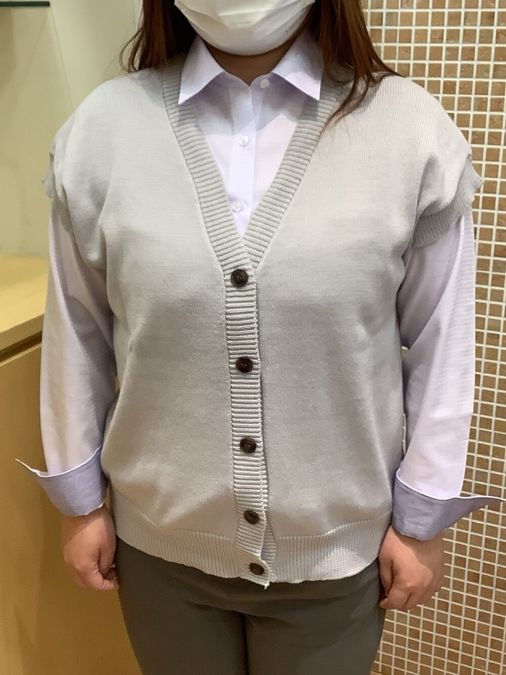 「BRICK HOUSE by TOKYO SHIRT、東京シャツ、シャツ好き集まれ、ニット、春色、ベスト、パープルシャツ、グレーニット、ビジネスコーデ」｜「TOKYO SHIRTSの形態安定ノーアイロン レギュラー 長袖ビジネスワイシャツ（ビジネスシャツ、パープル系）」を使った、BRICK HOUSE シャツ工房 直方イオンモール店さん（レディース・158cm）の冬コーディネートの2枚目の写真