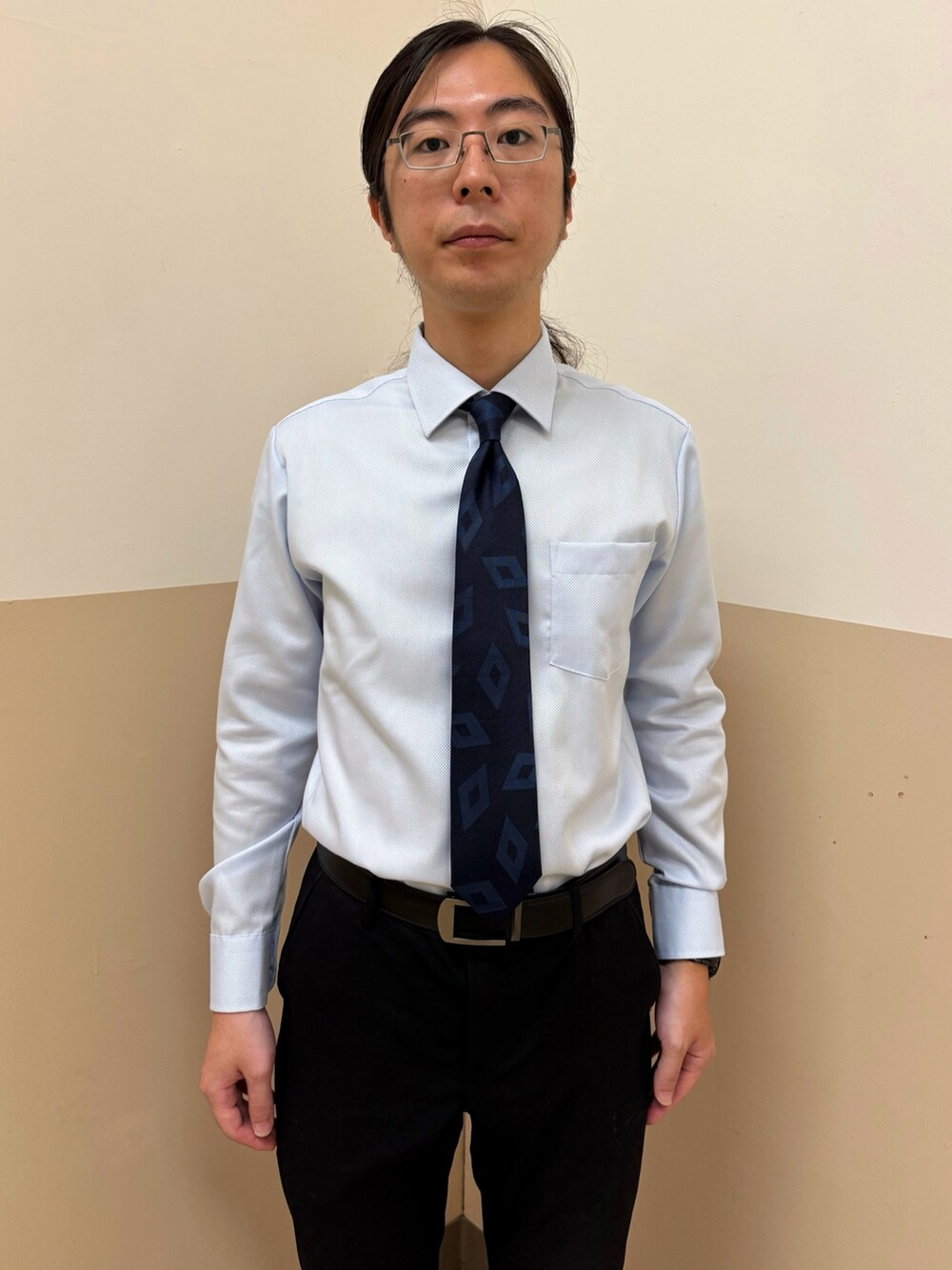 ブルー系のビジネスシャツを着用したメンズの秋コーディネートの2枚目の写真