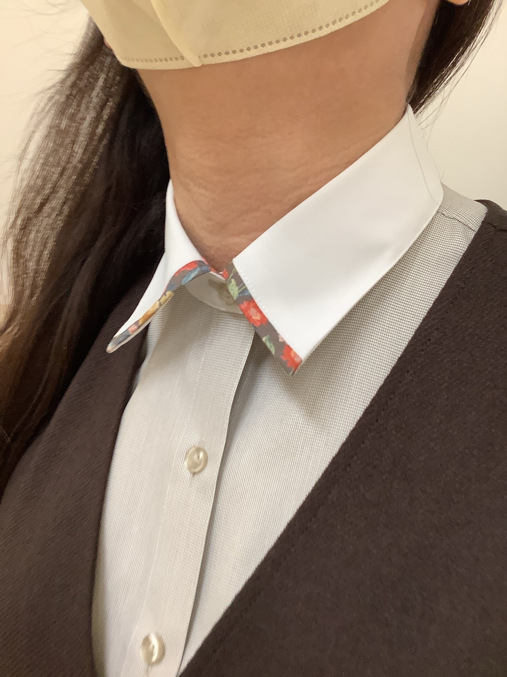 ブラウン系のビジネスシャツを着用したレディースの秋コーディネートの4枚目の写真