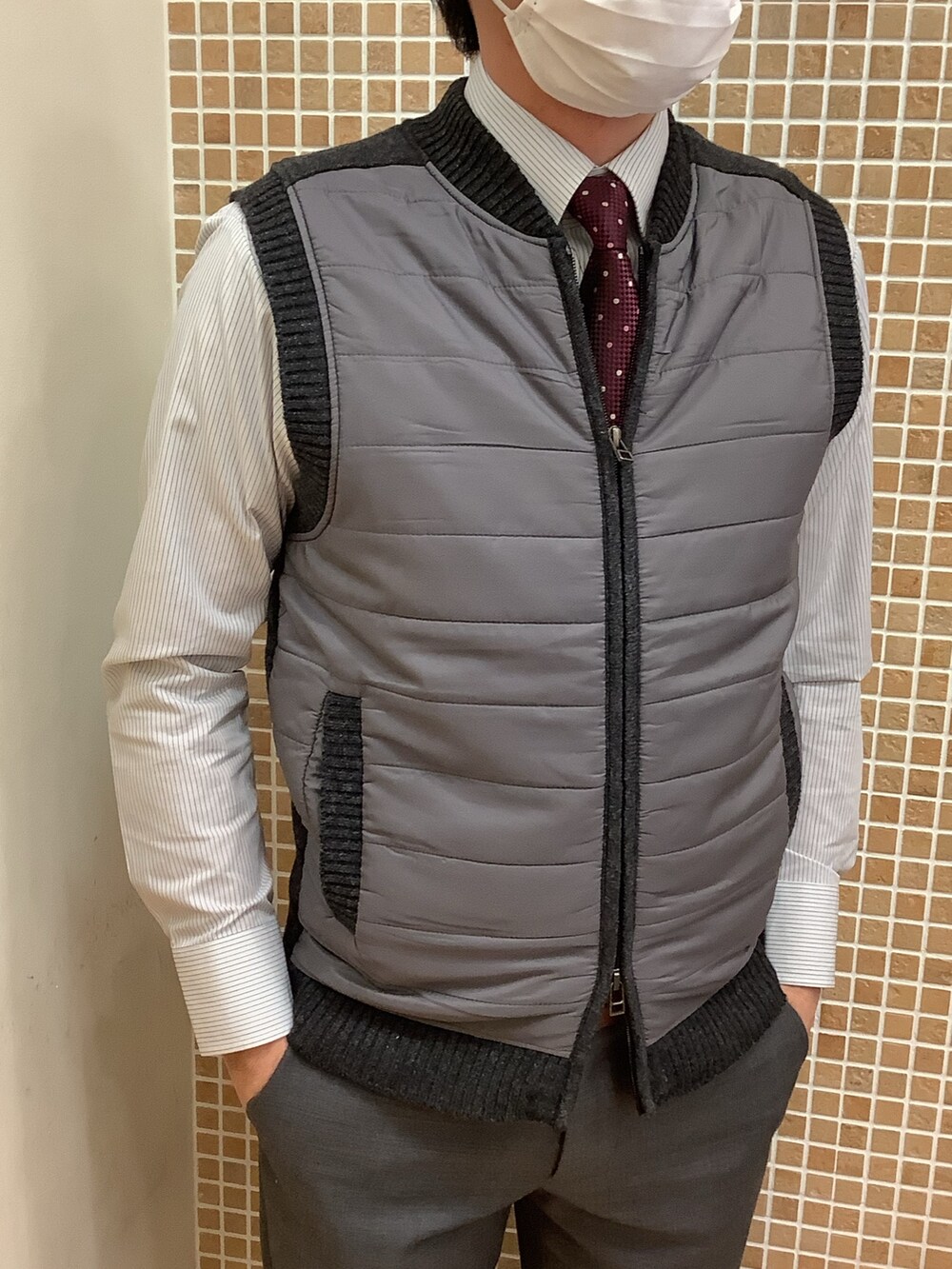 「BRICK HOUSE by Tokyo Shirts、東京シャツ、シャツ好き集まれ、大人カジュアル、メンズコーデ、ビジネスコーデ、冬コーデ、ネクタイ、おしゃれさんと繋がりたい、ファッション」｜「TOKYO SHIRTSの形態安定ノーアイロン ドゥエボットーニ 長袖ビジネスワイシャツ（ビジネスシャツ、グレー系）」を使った、BRICK HOUSE シャツ工房 直方イオンモール店さん（メンズ・170cm）の冬コーディネートの2枚目の写真