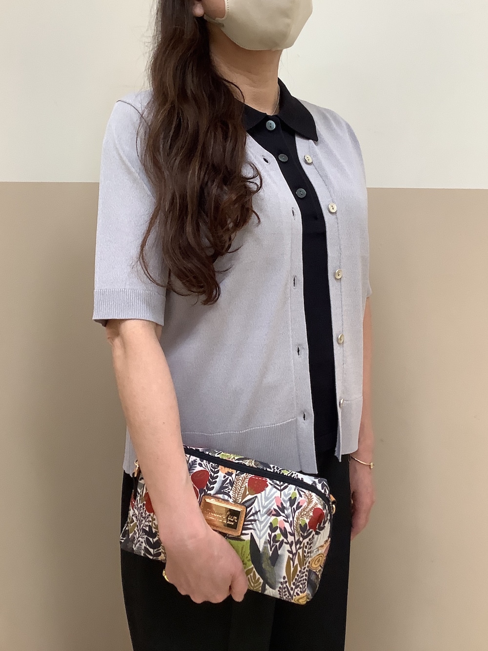 ブラック系のニット/セーター、グレー系のカーディガン/ボレロを着用したレディースの夏コーディネートの3枚目の写真