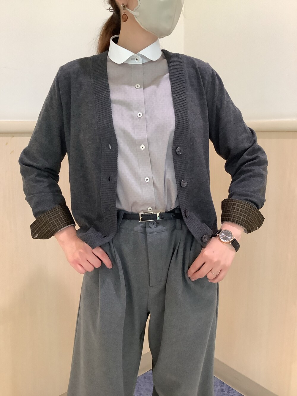 ブラウン系のビジネスシャツ、グレー系のカーディガン/ボレロ、ブラック系のベルトを着用したレディースの秋コーディネートの3枚目の写真
