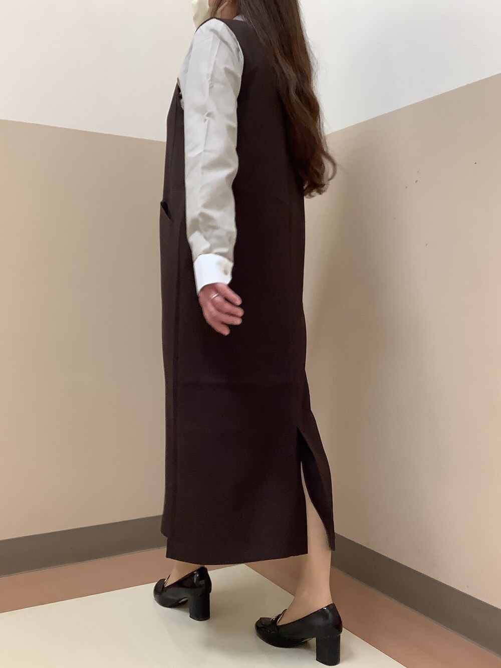 ブラウン系のビジネスシャツを着用したレディースの秋コーディネートの3枚目の写真