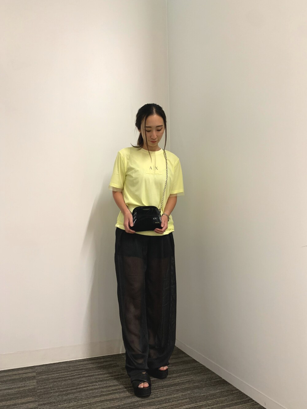 「summer、ワイドパンツ、メッシュTシャツ、ミニバッグ、イエロー×ブラック、シースルー、AXchanger、AXchange、アルマーニエクスチェンジ」｜「ARMANI EXCHANGEの【A|X アルマーニ エクスチェンジ】フラップミニショルダーバッグ（ショルダーバッグ、ブラック系）」を使った、namiheyさん（レディース・160cm）の夏コーディネートの2枚目の写真