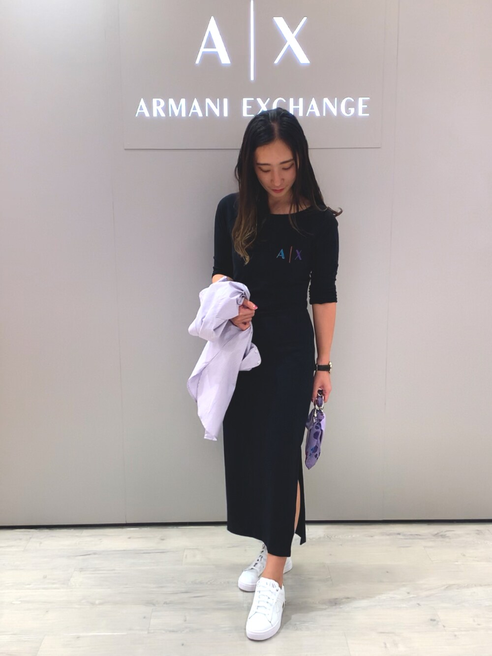「AXchanger、AXchange、アルマーニエクスチェンジ、ワンピース×スニーカー、パープル、オトナ女子、ミニバッグ、春夏コーデ、黒ワンピ、ららぽーと立川立飛」|「ARMANI EXCHANGEの【A|X アルマーニ エクスチェンジ】フローラルプリント コットンスタンドカラーシャツ(シャツ/ブラウス、パープル系)」を使った、namiheyさん(レディース・160cm)の春コーディネートの4枚目の写真