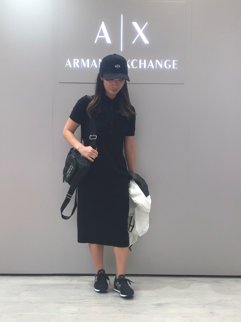 「AXchanger、AXchange、襟付きワンピース、アルマーニエクスチェンジ、モノトーンに差し色、ワンピース×スニーカー、キャップ、ららぽーと立川立飛」|「ARMANI EXCHANGEの【A|Xアルマーニ エクスチェンジ】AXロゴ レースアップスニーカー(スニーカー、ブラック系)」を使った、namiheyさん(レディース・160cm)の春コーディネートの5枚目の写真